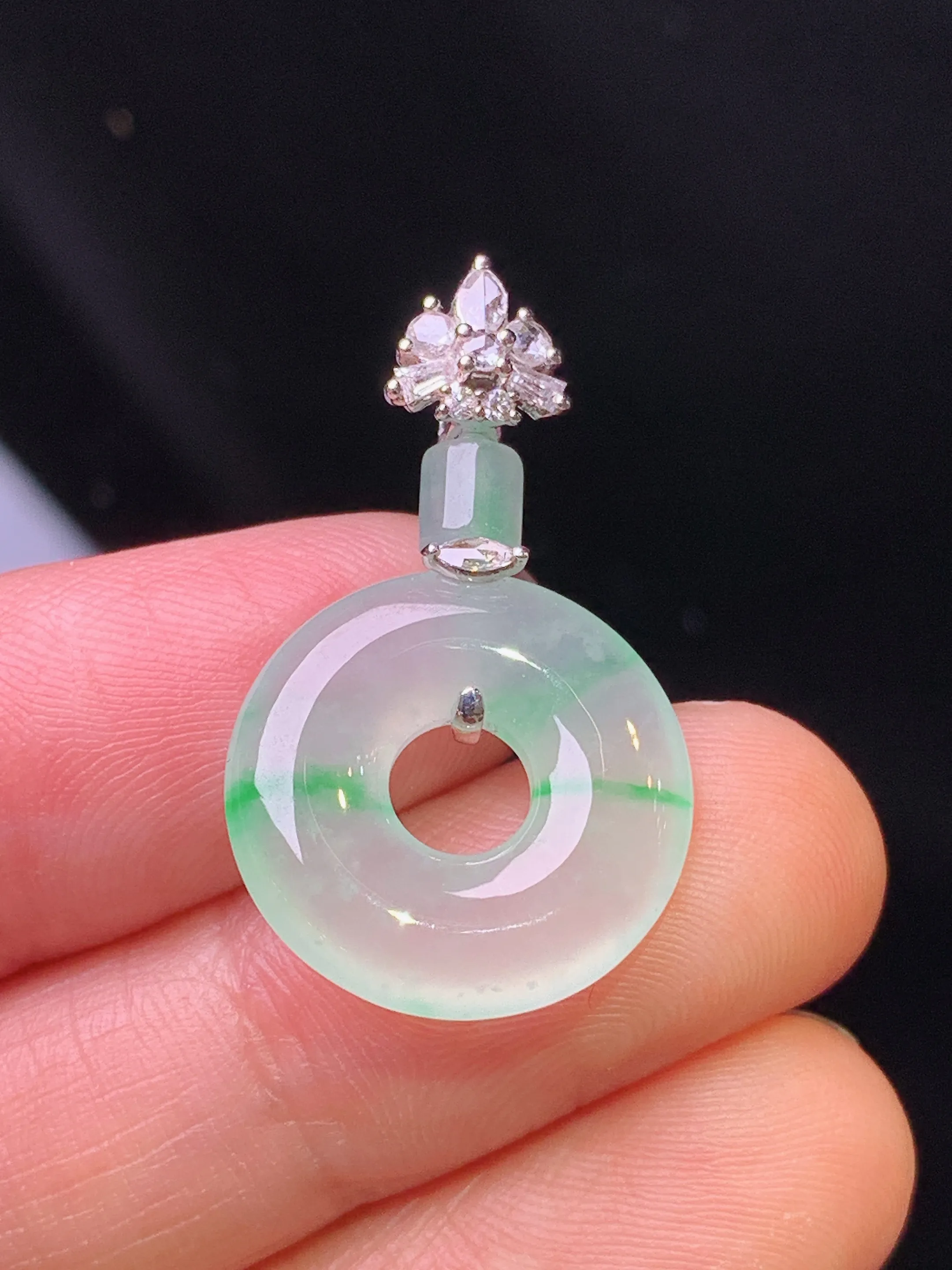 18k金钻镶嵌飘绿平安环吊坠 玉质细腻 色泽清新艳丽 整体尺寸29*17*3.5