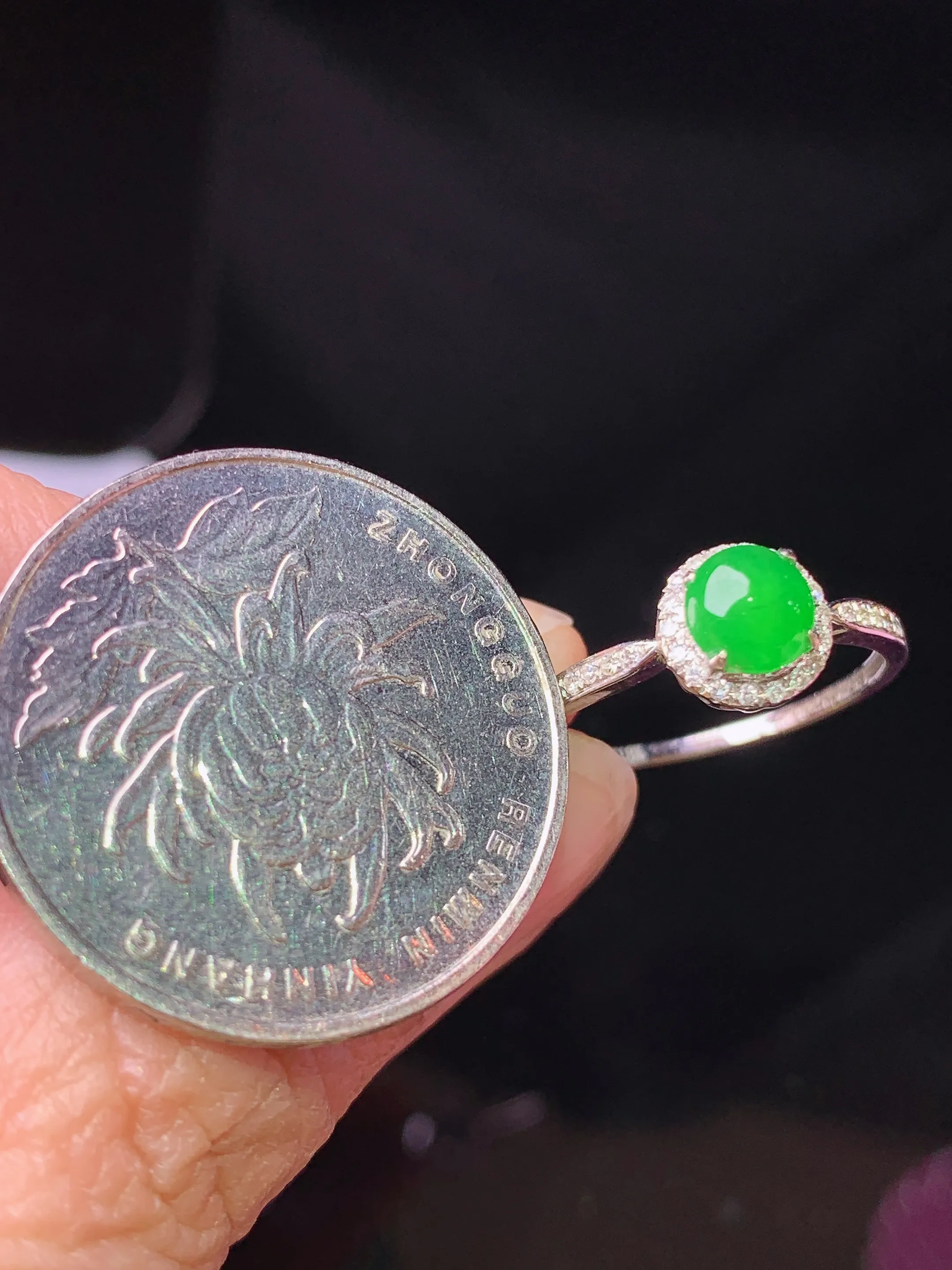 18k金钻镶嵌满绿蛋面戒指 玉质细腻 色泽清新艳丽 圈口13.5 整体尺寸7.2*5.3