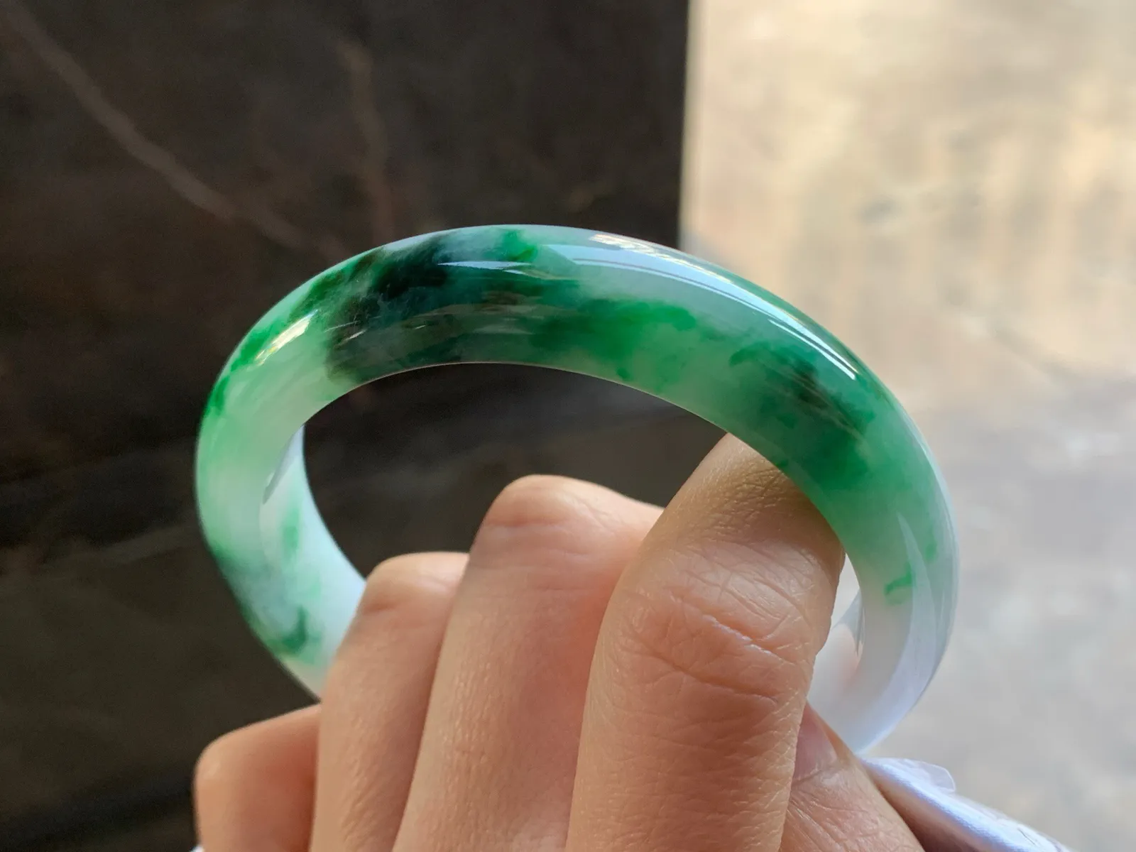 57-13.2-8.3

浓绿色手镯^_^鲜艳 玉质细腻