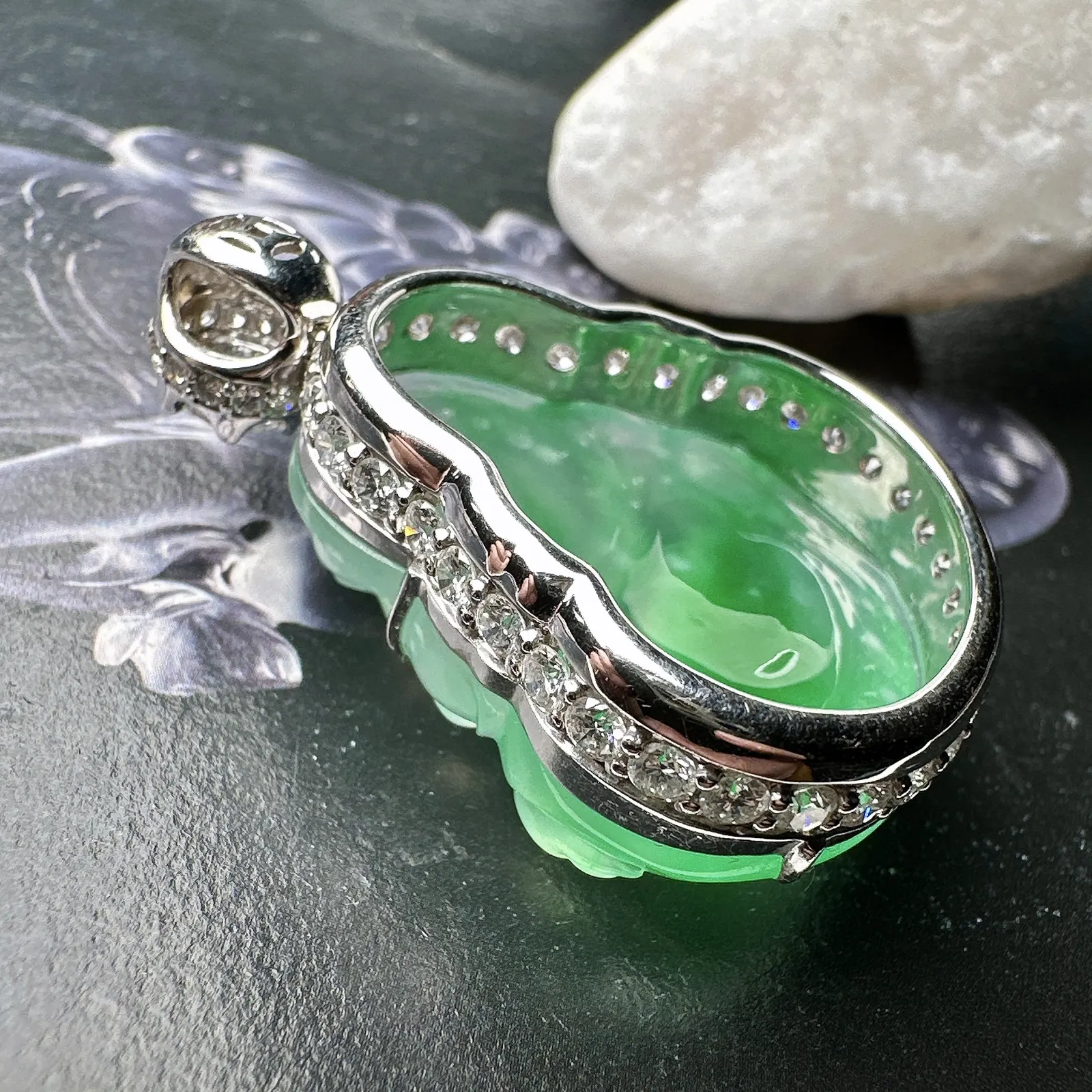 【冰种飘绿佛公吊坠】木那绿老料，肚里藏金，飘阳绿色泽，种地上乘，冰感十足，通透起光，饱满圆润，收藏品质，18k金钻镶嵌，裸石尺寸30.3*29.4*8毫米