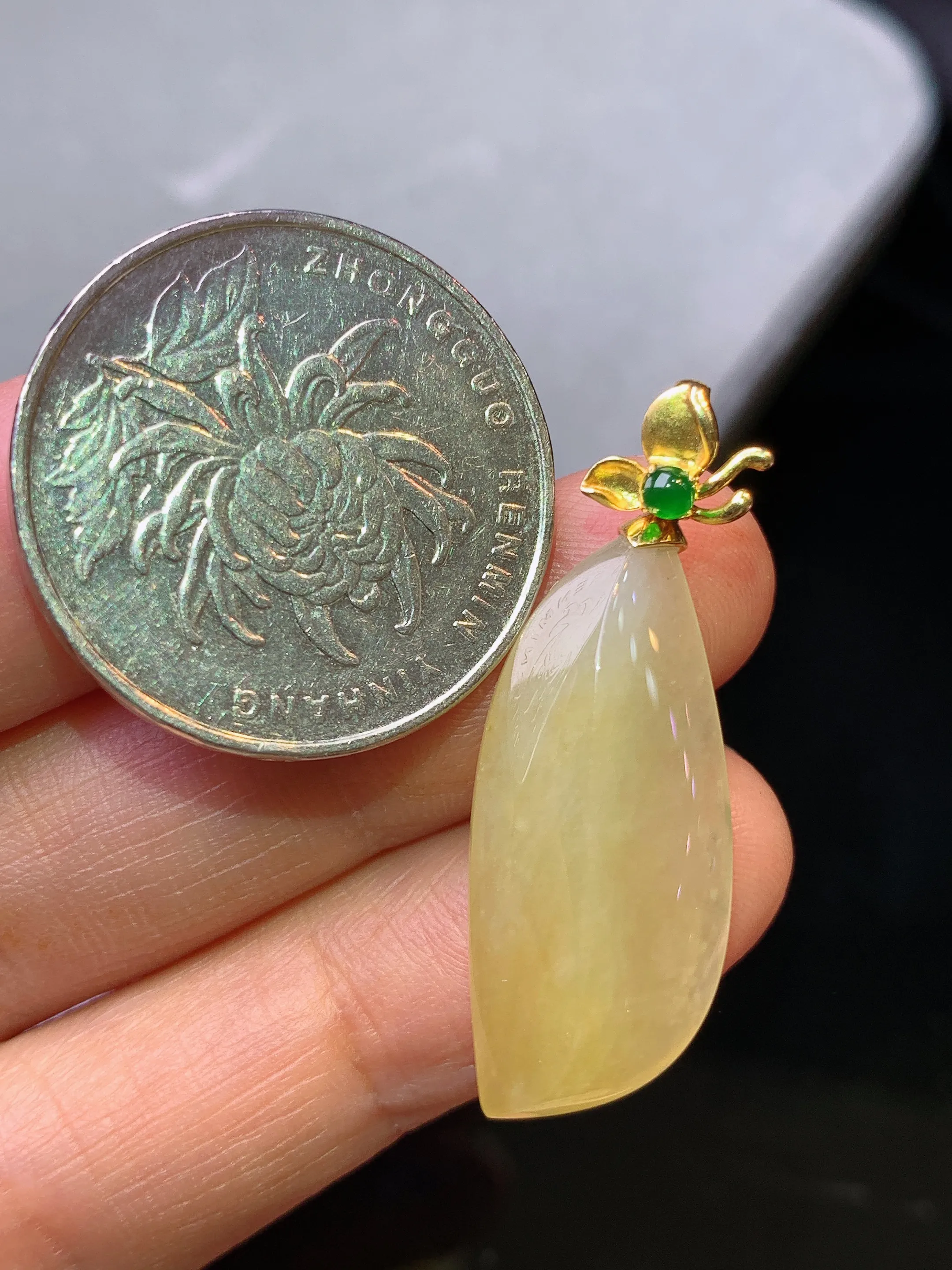 18k金镶嵌黄翡随形吊坠 玉质细腻 色泽清新艳丽 整体尺寸34.6*12.2*7.2