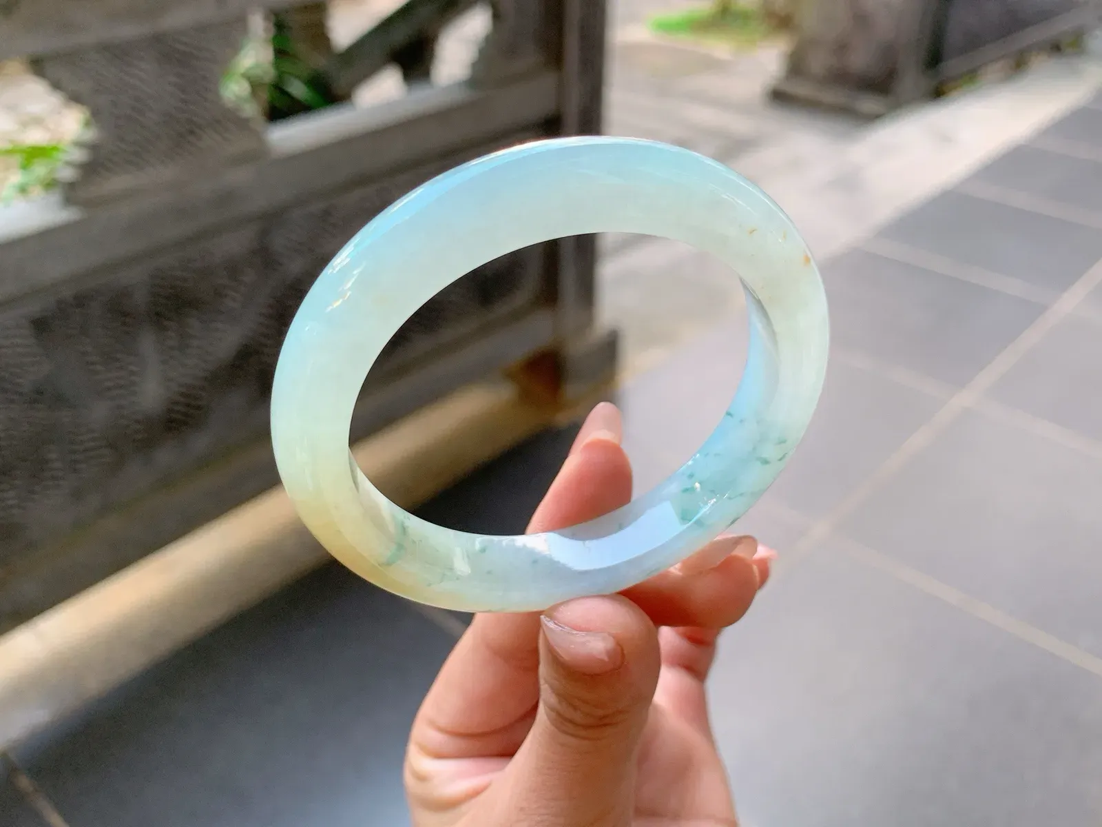 ｜58圈口
冰飘花翡翠手镯，飘蓝碎花，飘逸大气清新优雅，像碎花裙一样，带一抹黄更增添了一份灵气，