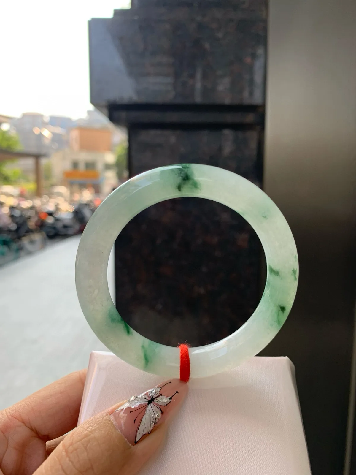 飘绿花圆条
53.2-9.9-10.2底妆细腻，简约却充满灵气，飘绿花点缀，清新如芽，宛若自然的画卷凝结于腕间，静中带动，韵味悠长