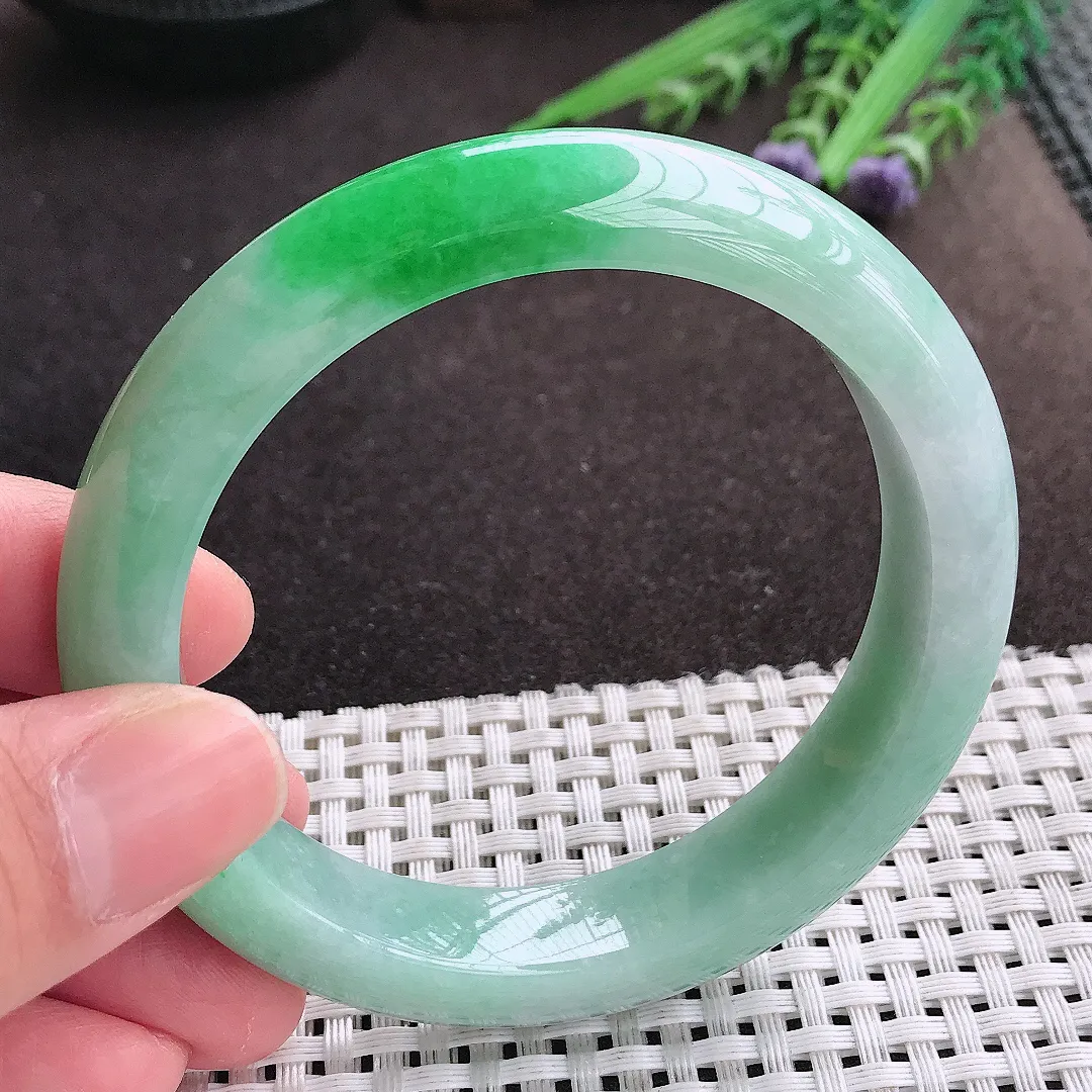实拍A货翡翠59/12.5/9老坑精美温润飘阳绿手镯宽边翡翠玉镯女款