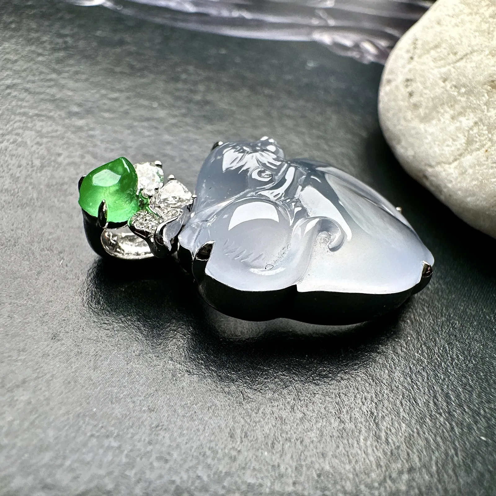 【高冰种淡紫灵猴献寿】冰润度上佳，质地细腻冰润，雕工精美，形象生动，18k金钻镶嵌，裸石尺寸21.3*15.7*7.8毫米