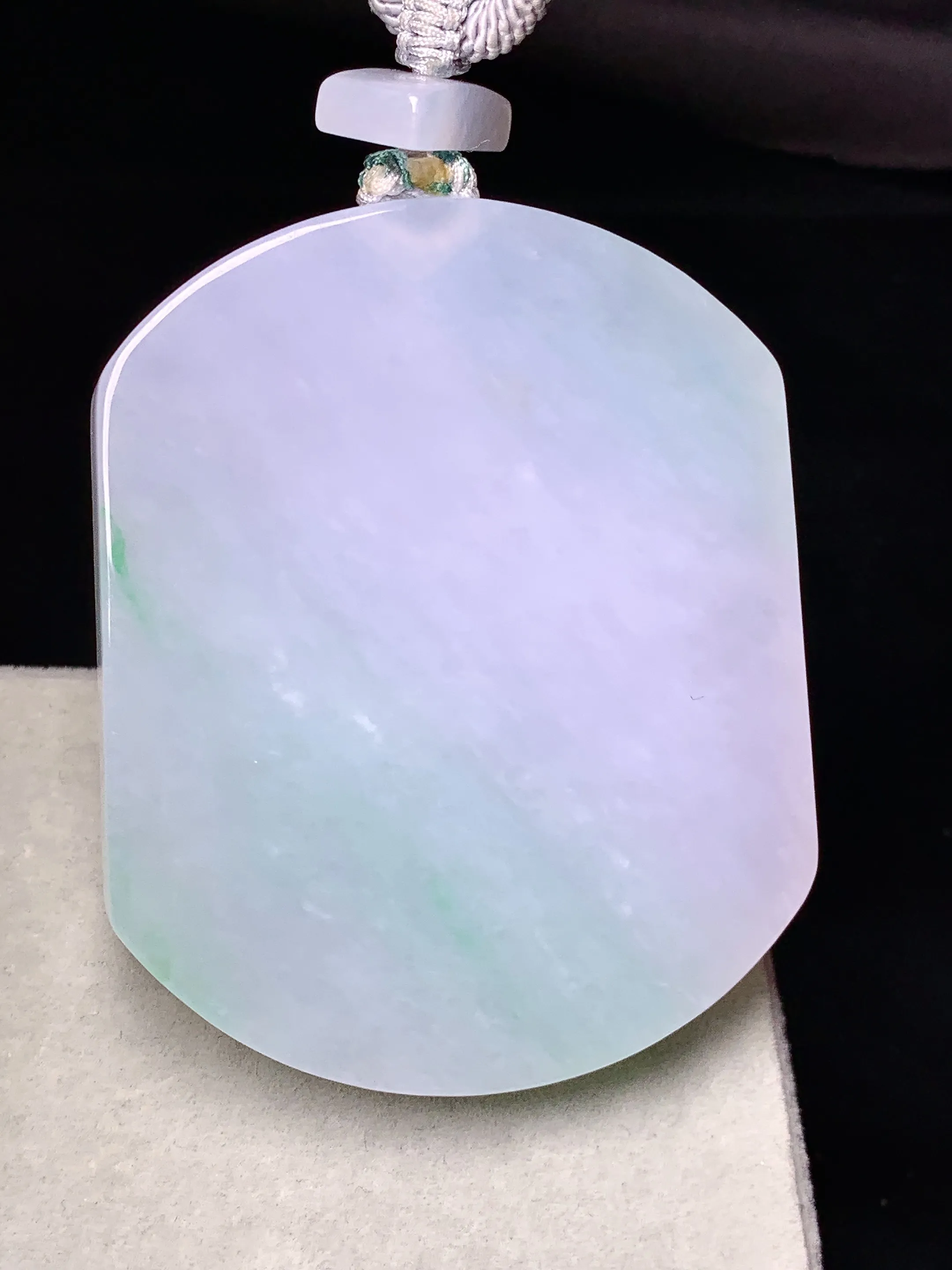 淡春彩无事牌吊坠 玉质细腻 色泽清新艳丽 整体尺寸53.3*43.3*6.6