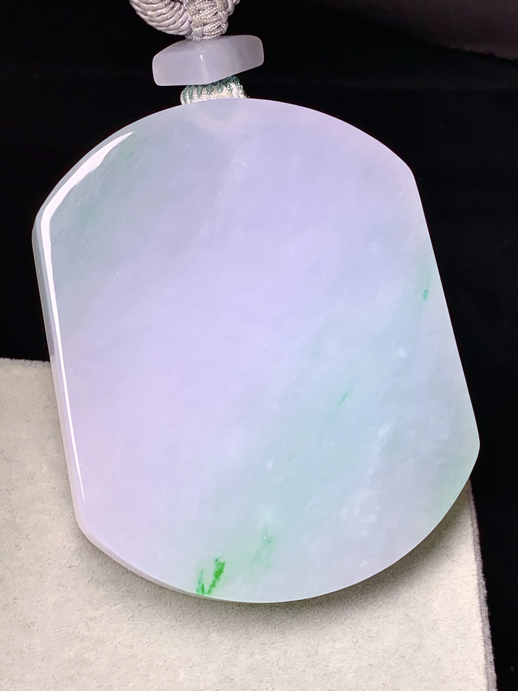 淡春彩无事牌吊坠 玉质细腻 色泽清新艳丽 整体尺寸53.3*43.3*6.6