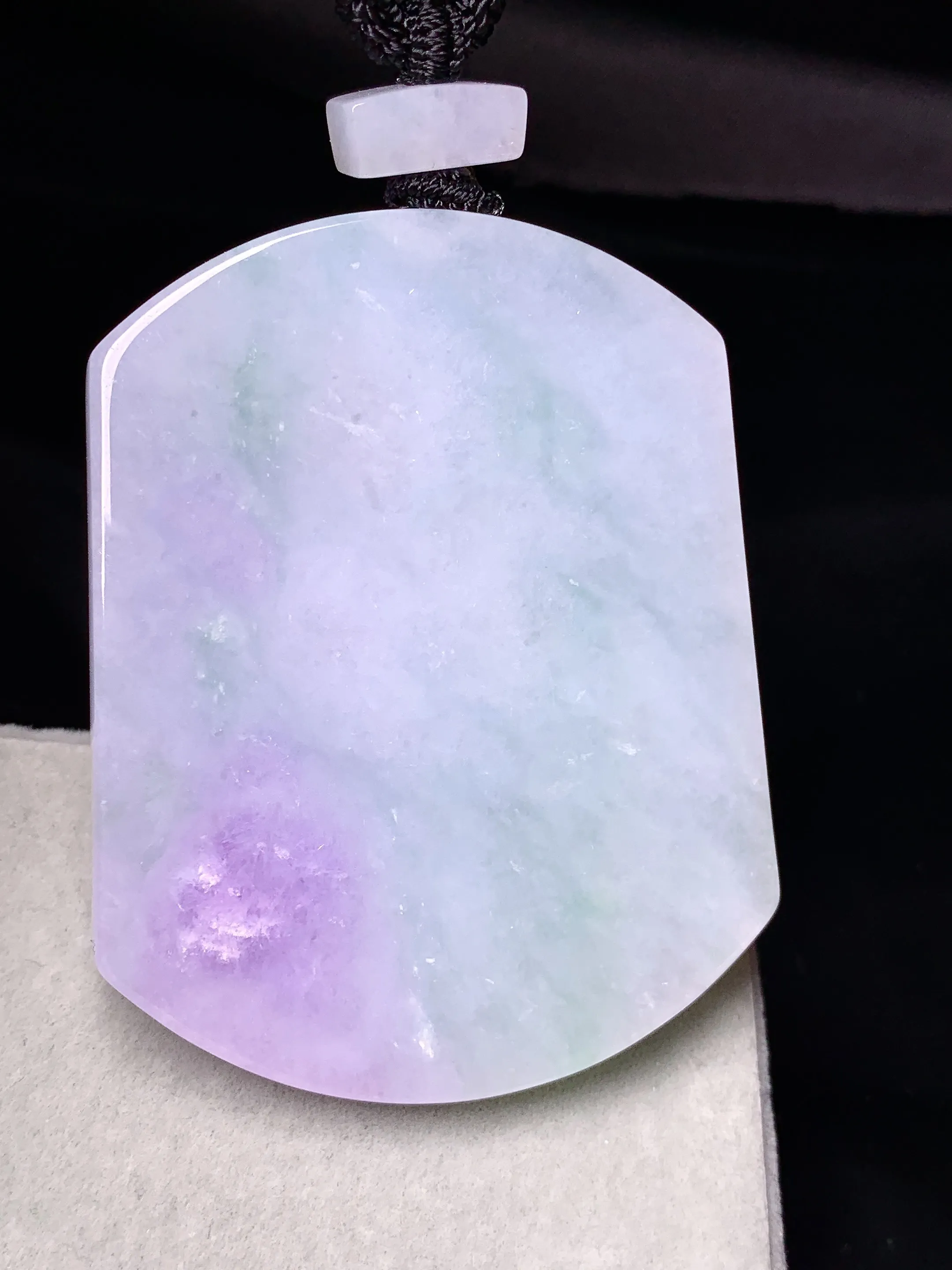 飘绿无事牌吊坠 玉质细腻 色泽清新艳丽 整体尺寸53.5*42*5.5