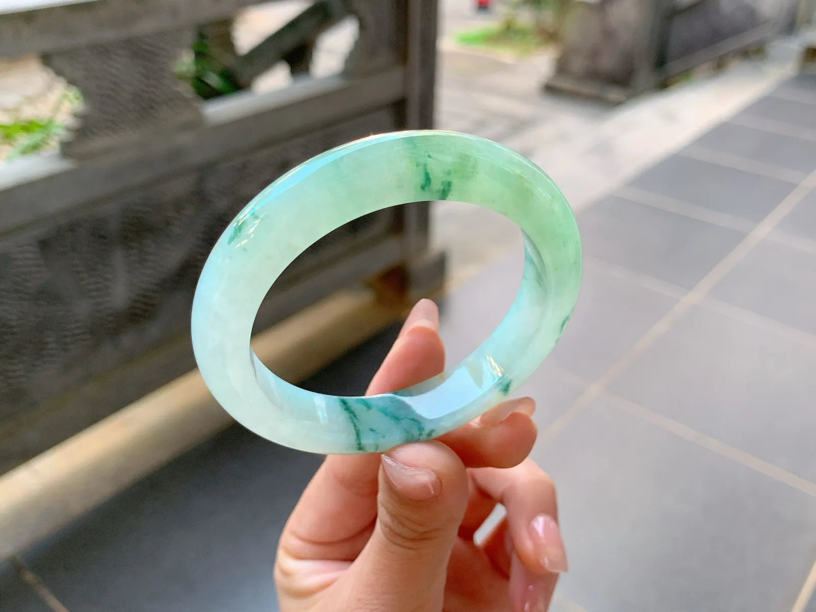 ｜54圈口
冰飘绿花翡翠手镯，花色飘逸大气，底妆冰润自然，唯美感，