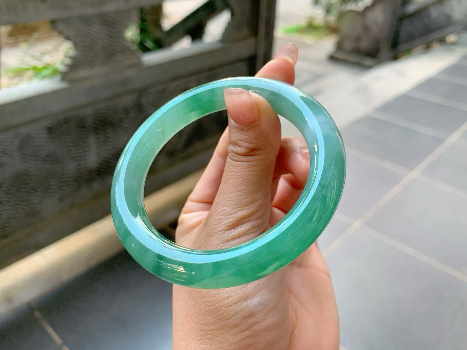 🤍｜55圈口
条粗10.5
绿晴底福镯，飘绿花，水润细腻饱满大气，颜色像绿潭水一样深遂
编号【01-15-01】