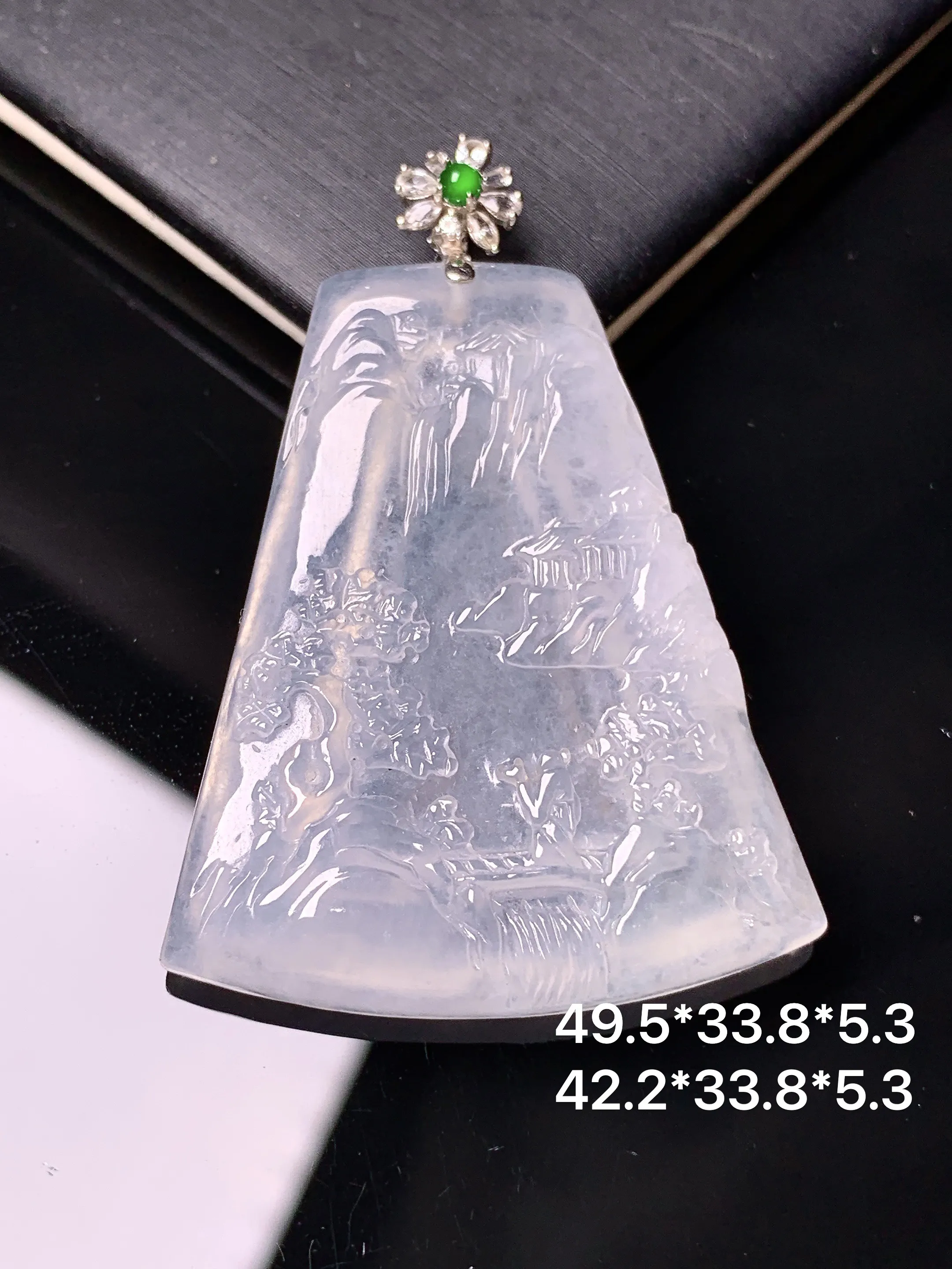18k金钻镶嵌冰种山水牌子吊坠 玉质细腻 色泽清新艳丽 整体尺寸49.5*33.8*5.3