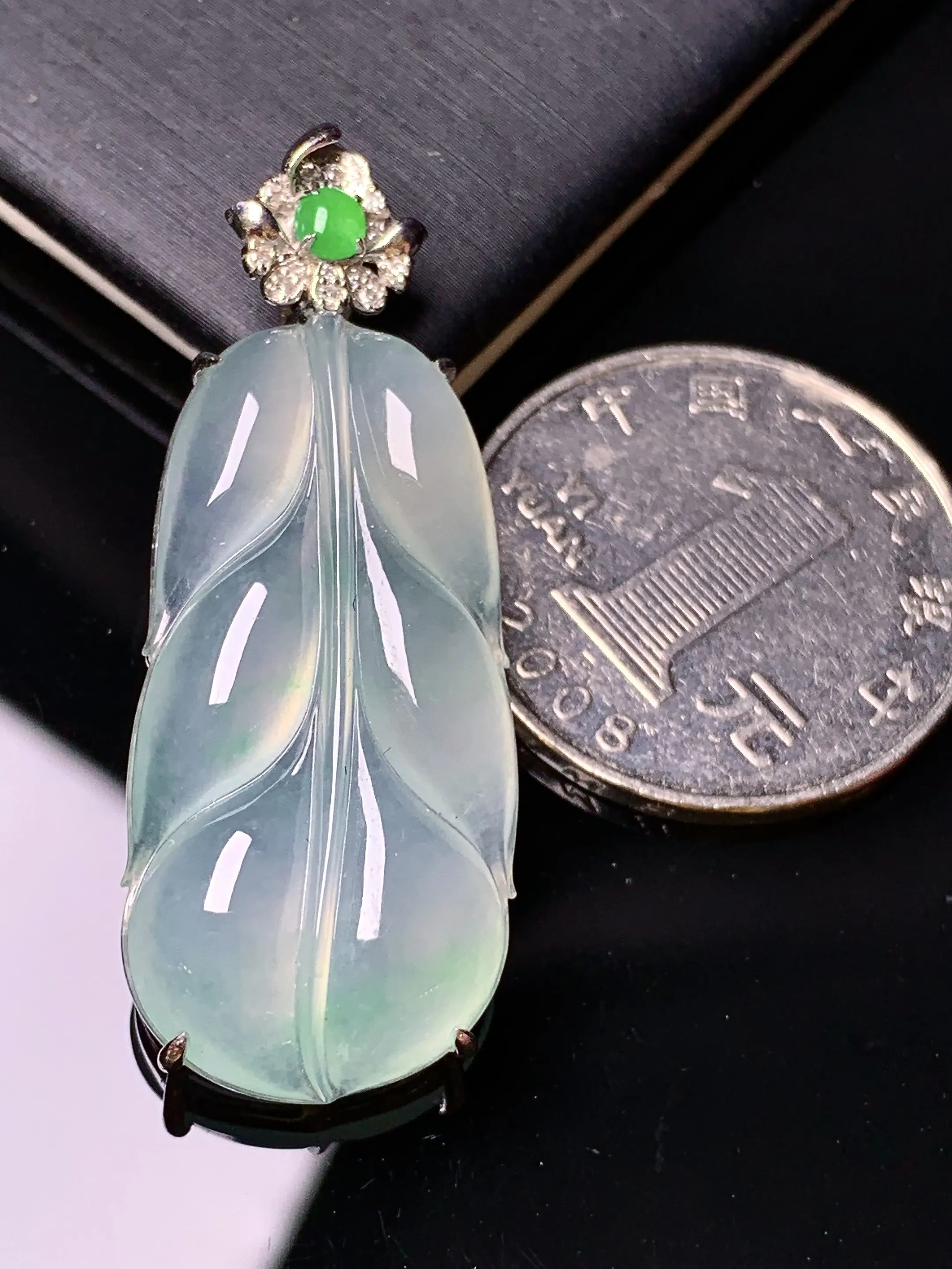 18k金钻镶嵌冰种树叶吊坠 玉质细腻 色泽清新艳丽 整体尺寸43*16.5*7