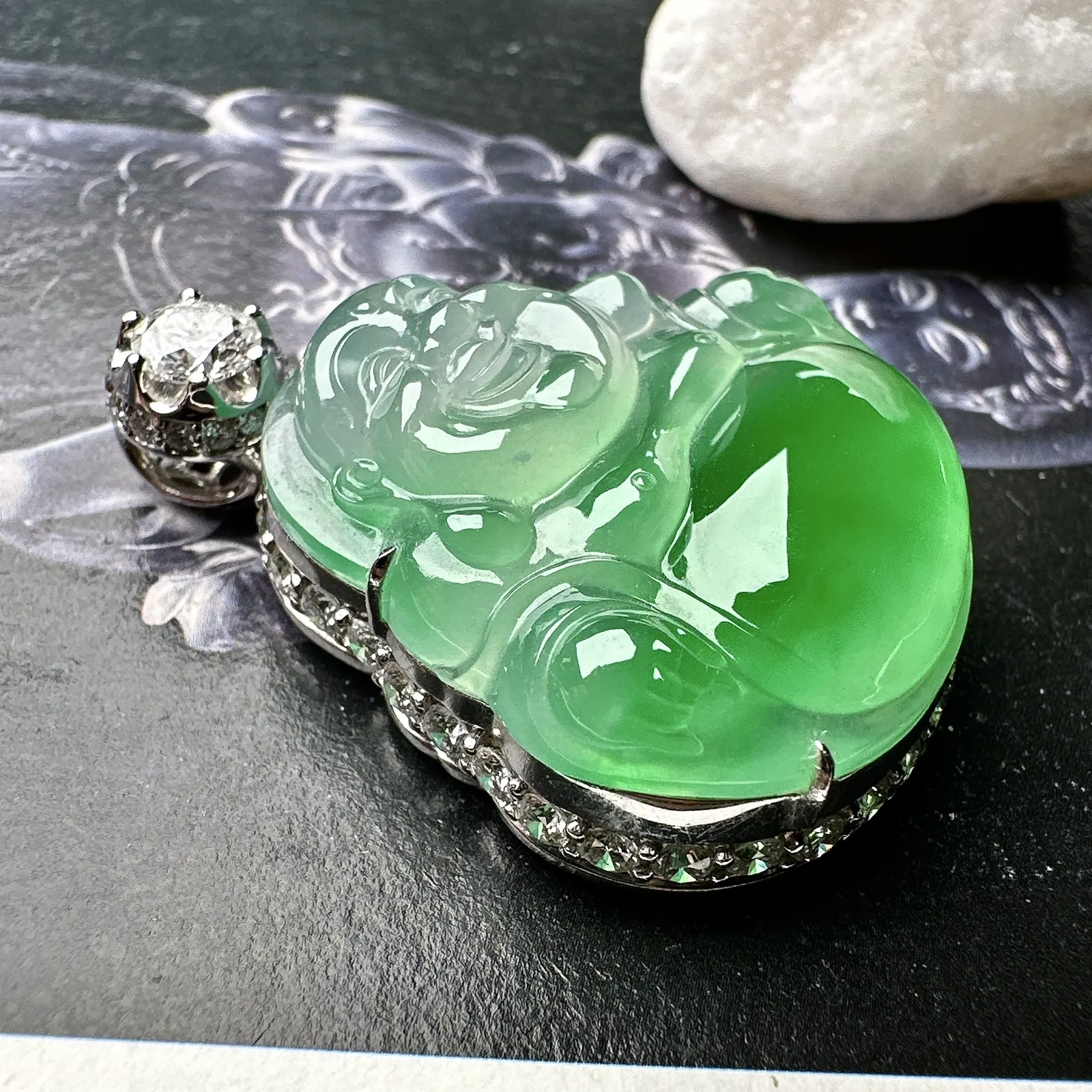 【冰种飘绿佛公吊坠】木那绿老料，肚里藏金，飘阳绿色泽，种地上乘，冰感十足，通透起光，饱满圆润，收藏品质，18k金钻镶嵌，裸石尺寸30.3*29.4*8毫米