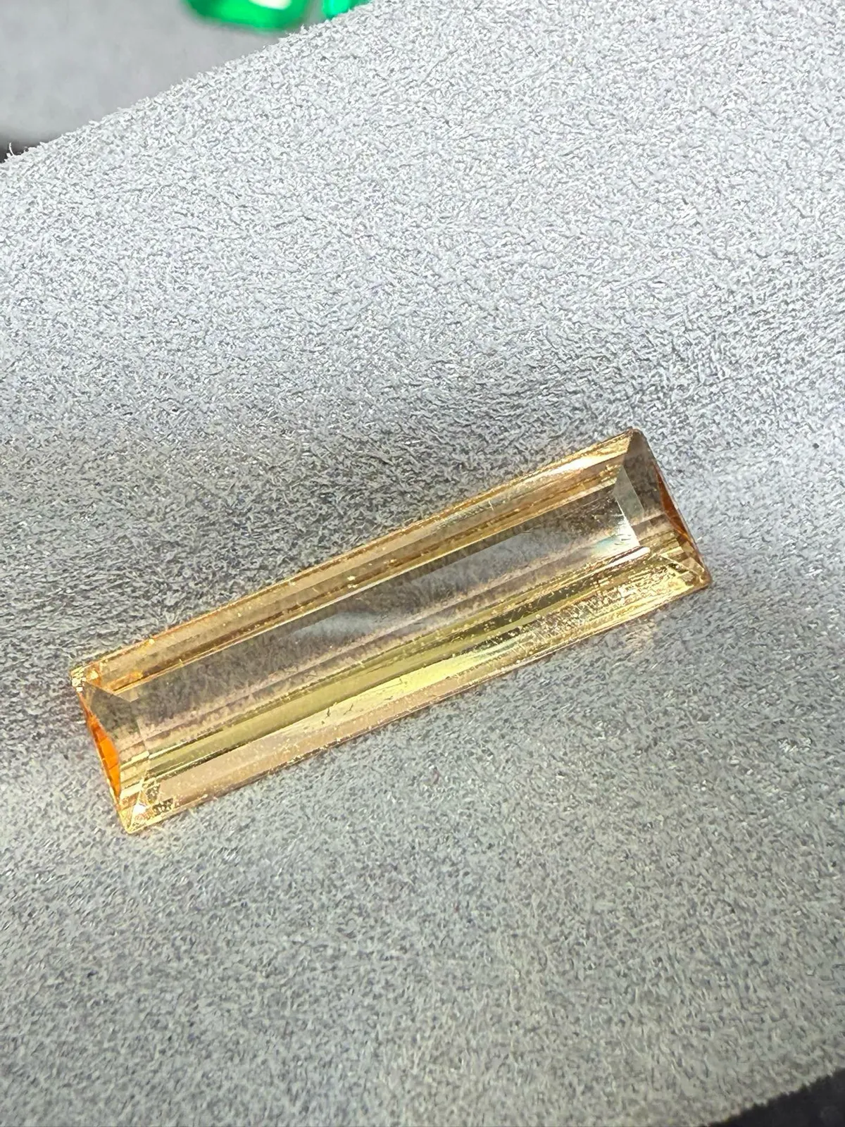 【高端珠宝】天然极美帝王托帕石裸石
重量: 2.5ct  规格: 17.5*4.7*2.6 毫米
精