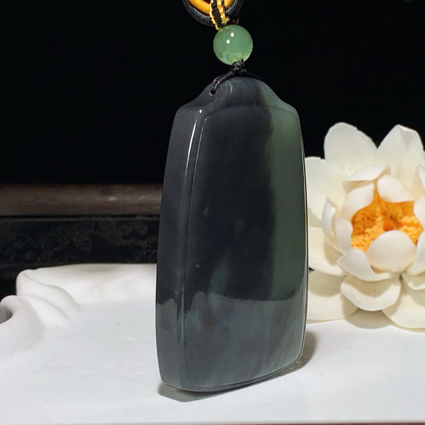 新疆和田玉青花意境山水平安无事牌挂件 尺寸64/39/10mm重68.5克。玉质细腻油润。手推出油。品相大气 lt260121