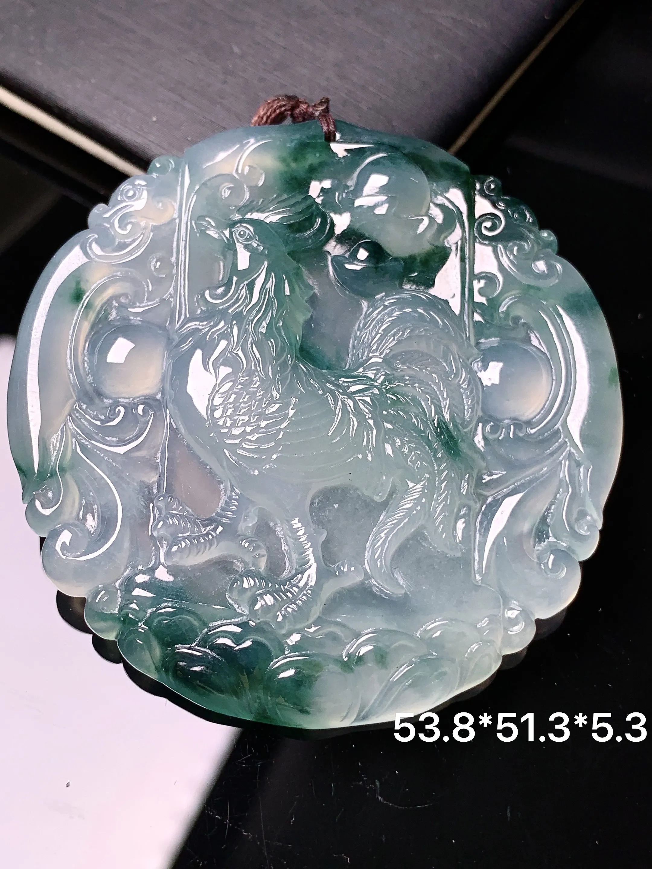 飘绿生肖鸡吊坠 玉质细腻 色泽清新艳丽 整体尺寸53.8*51.3*5.3