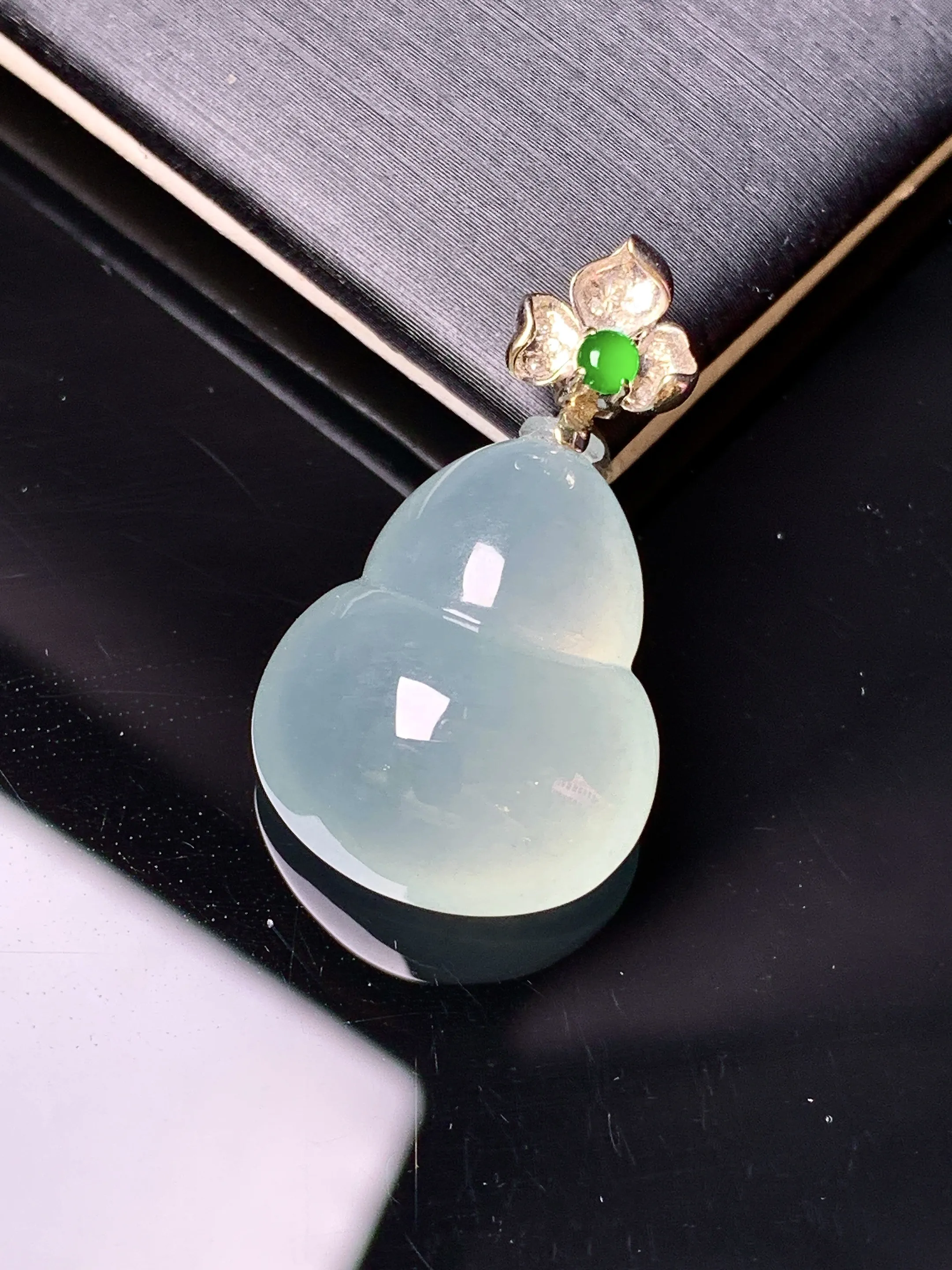 18k金钻镶嵌冰种葫芦吊坠 玉质细腻 色泽清新艳丽 整体尺寸28.3*16.3*10.3