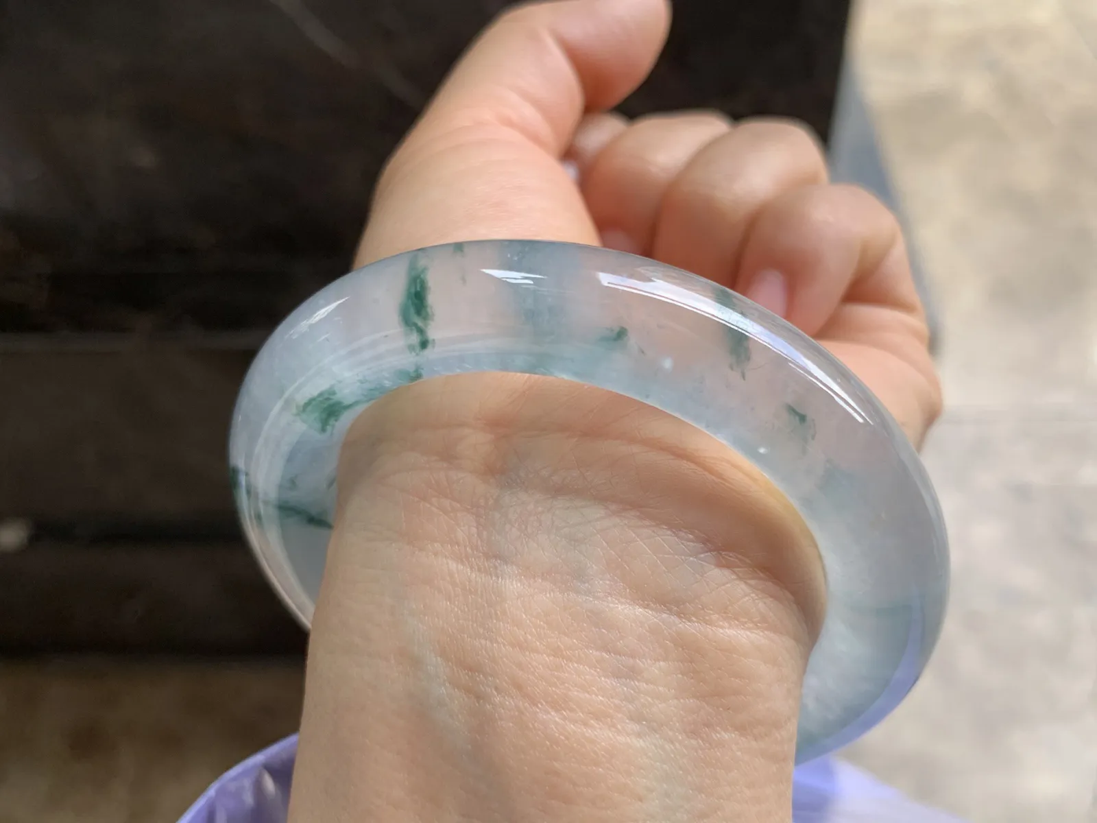 56-12.5mm
高冰飘花圆条手镯 老坑种 刚性十足 光感强 条形优秀