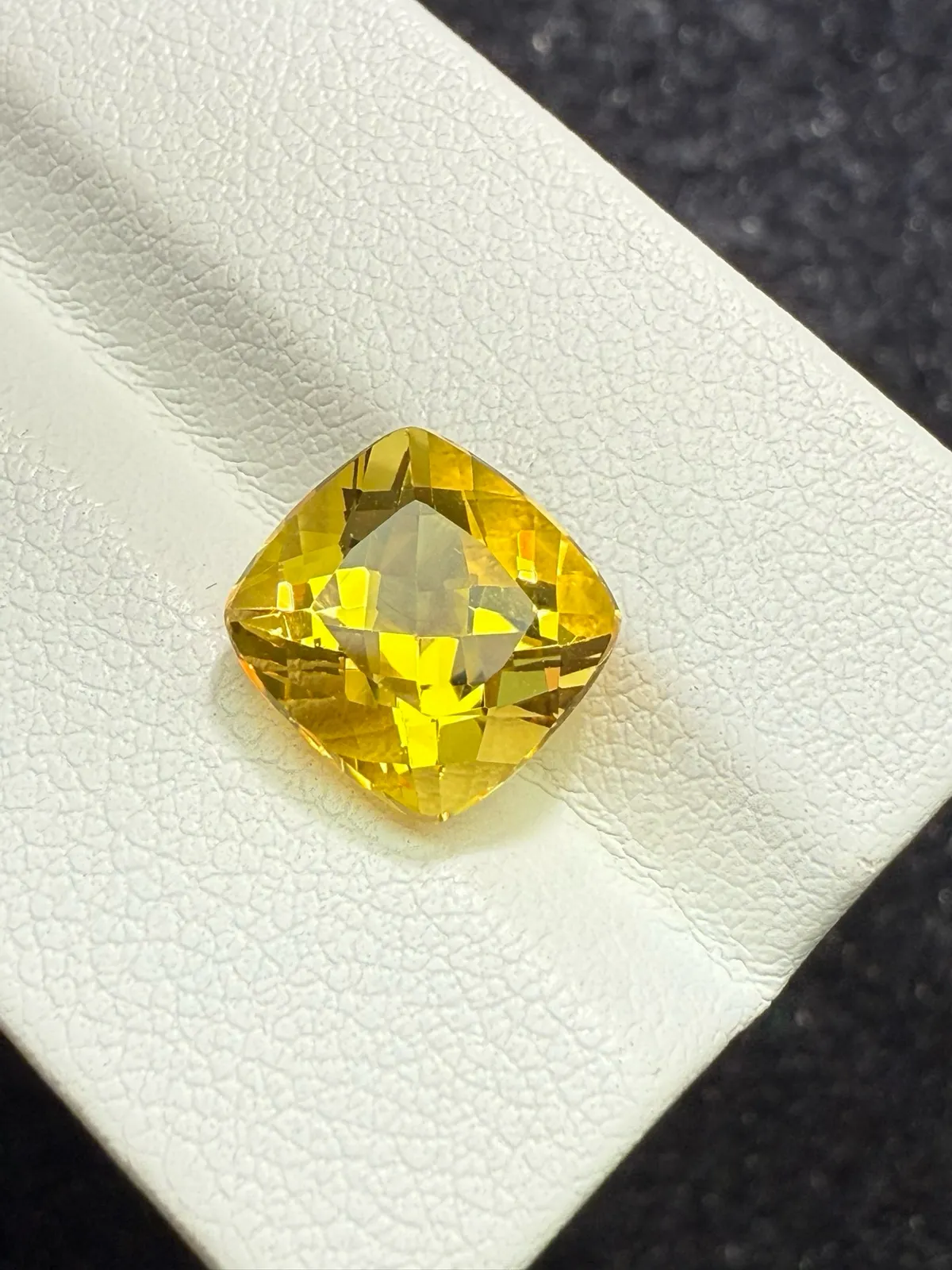 【高端珠宝】天然极美绿柱石裸石
重量: 3.81ct  规格: 9.2*9.5*7.2毫米
精湛切工，满身火彩
台面大，实物更美，可以代镶嵌设计。