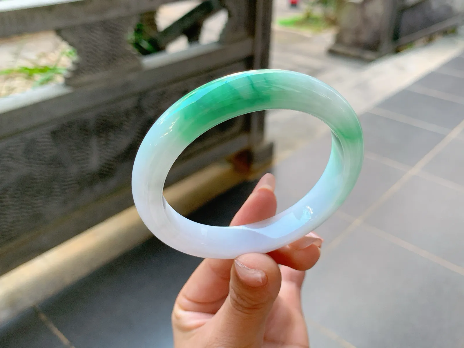 ｜59圈口
白底青，飘绿花，底妆冰润白净，绿花鲜艳大气，端庄持重，