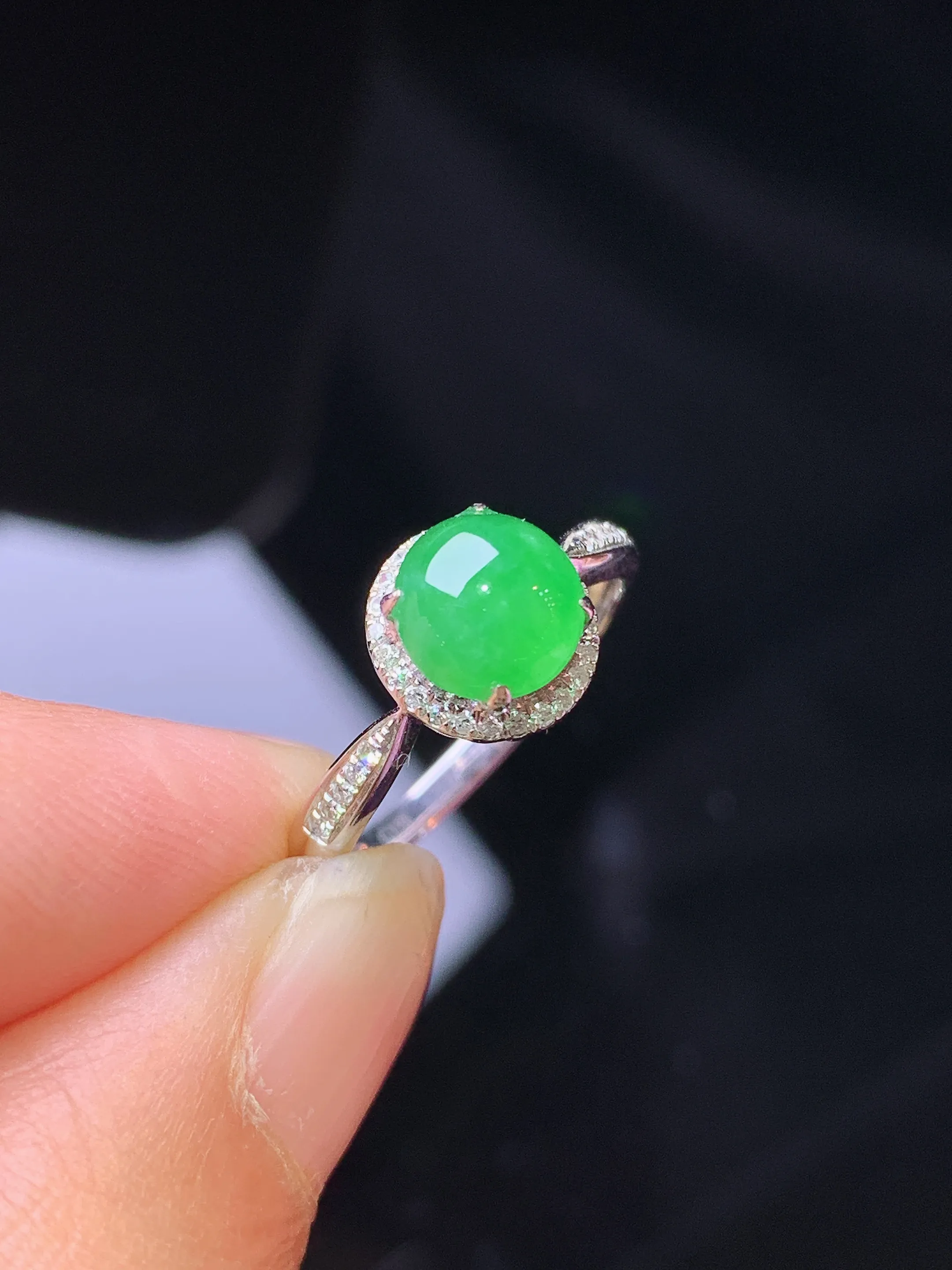 18k金钻镶嵌满绿蛋面戒指 玉质细腻 色泽清新艳丽 圈口12.5 整体尺寸8.3*6.5