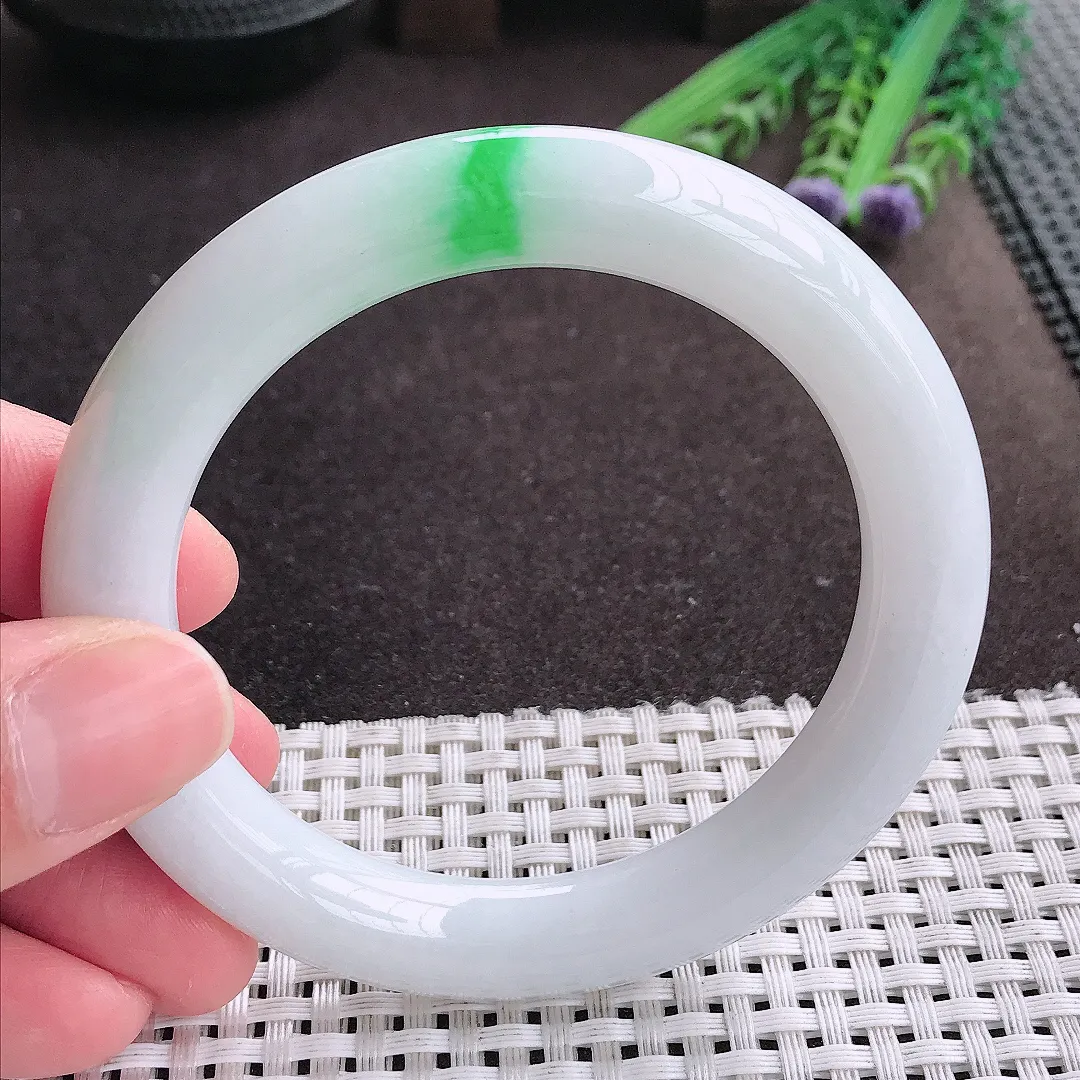 实拍A货翡翠57.5/10.1/10.6老坑精美温润飘阳绿白底青圆条手镯翡翠玉镯女款