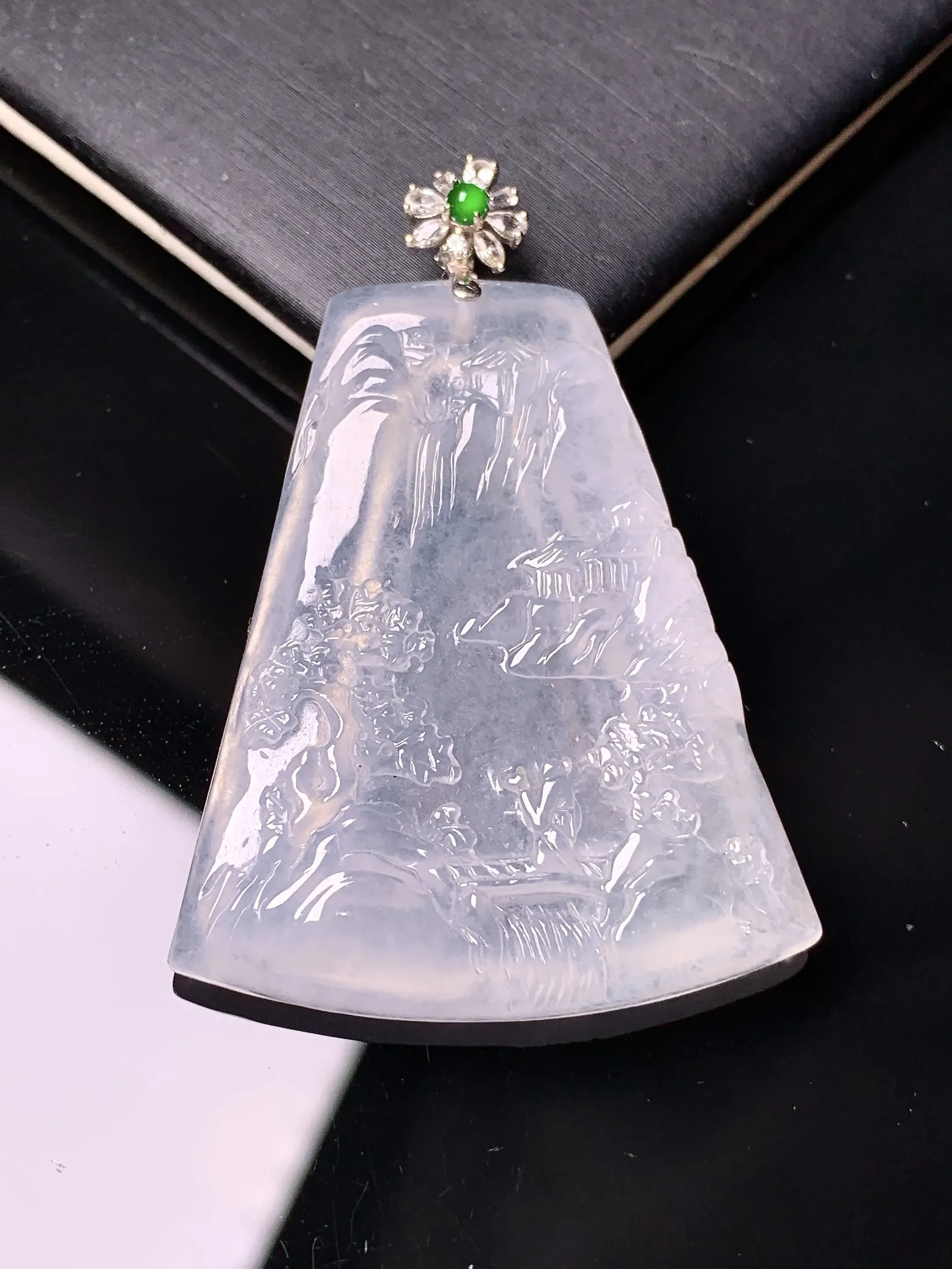 18k金钻镶嵌冰种山水牌子吊坠 玉质细腻 色泽清新艳丽 整体尺寸49.5*33.8*5.3