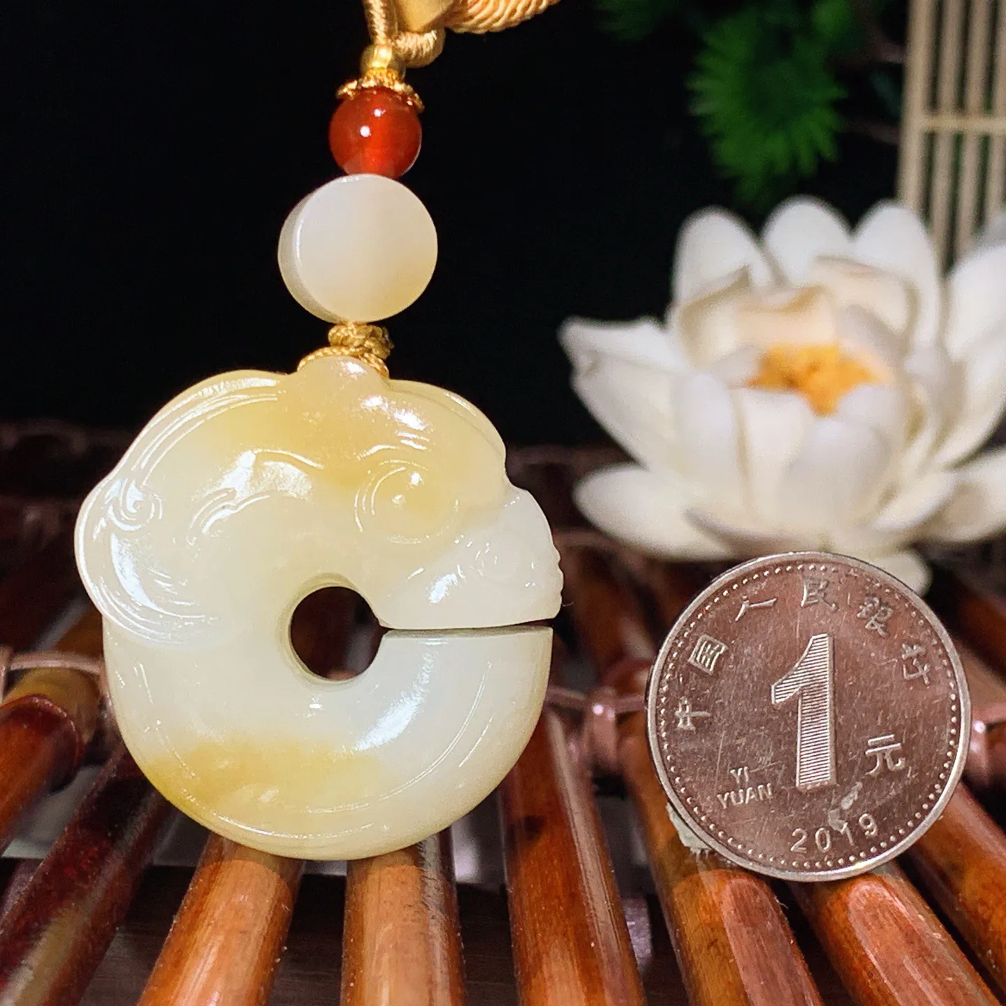 新疆和田玉且末糖玉猪龙挂件 尺寸33/31/12mm重29克。玉质细腻油润。手推出油。品相大气 lt260121