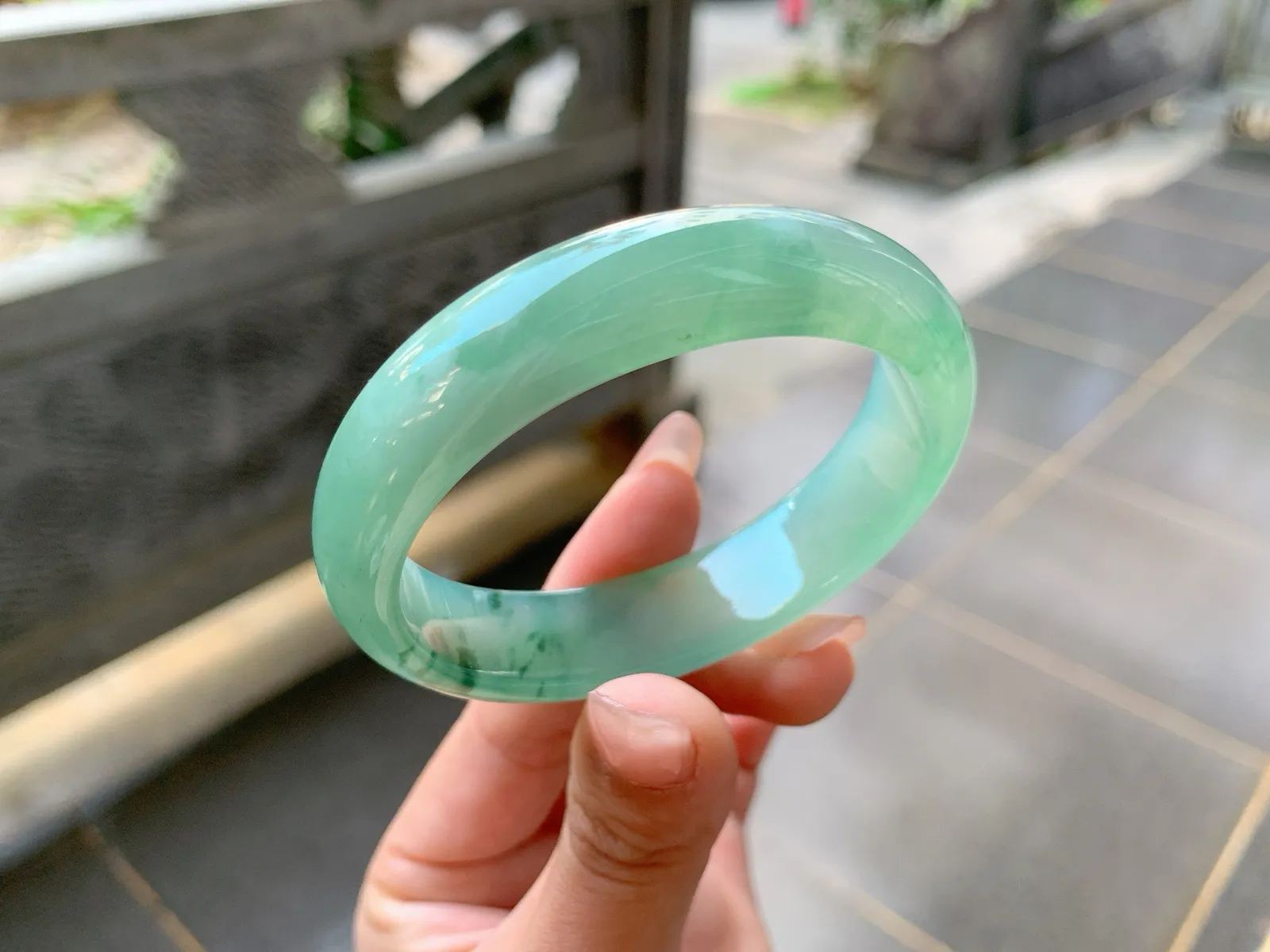 🪻｜53圈口
冰飘花贵妃手镯，油润底飘绿花，花色清雅秀丽，胶感满满的