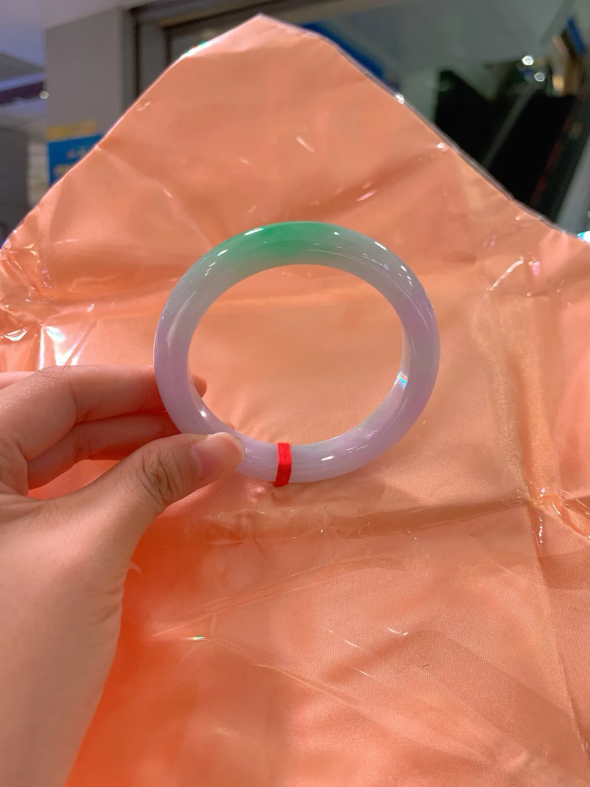 ｜61圈口
【浓春彩·大圈口】
浓春彩的色彩在镯间晕染，盛放着山野与朝暮的诗意～大圈口，调色盘