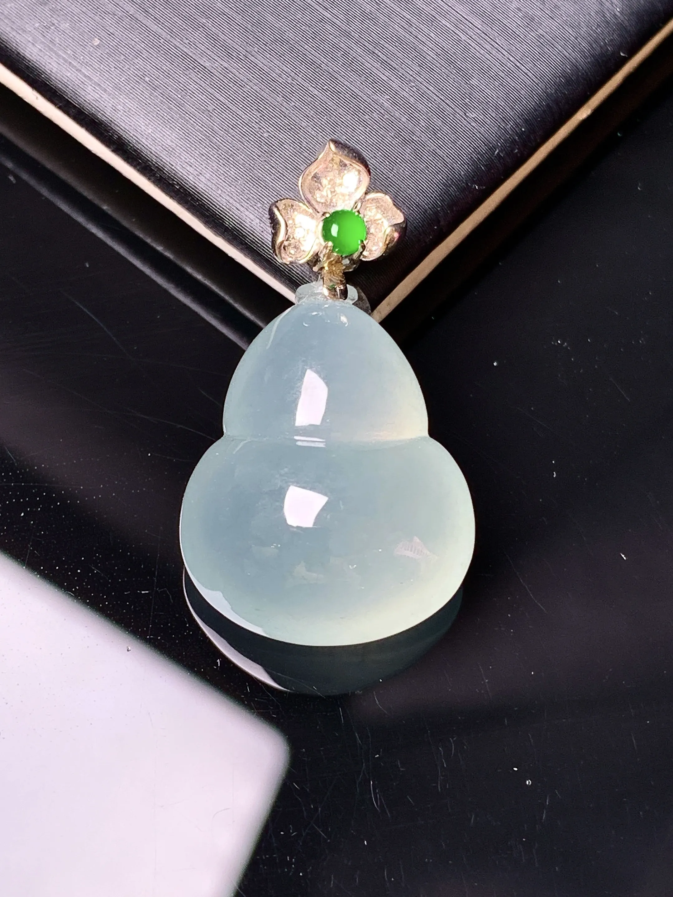 18k金钻镶嵌冰种葫芦吊坠 玉质细腻 色泽清新艳丽 整体尺寸28.3*16.3*10.3