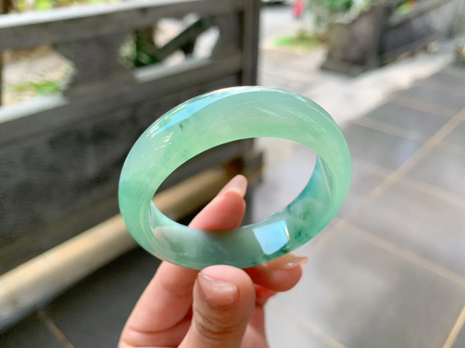 🪻｜53圈口
冰飘花贵妃手镯，油润底飘绿花，花色清雅秀丽，胶感满满的