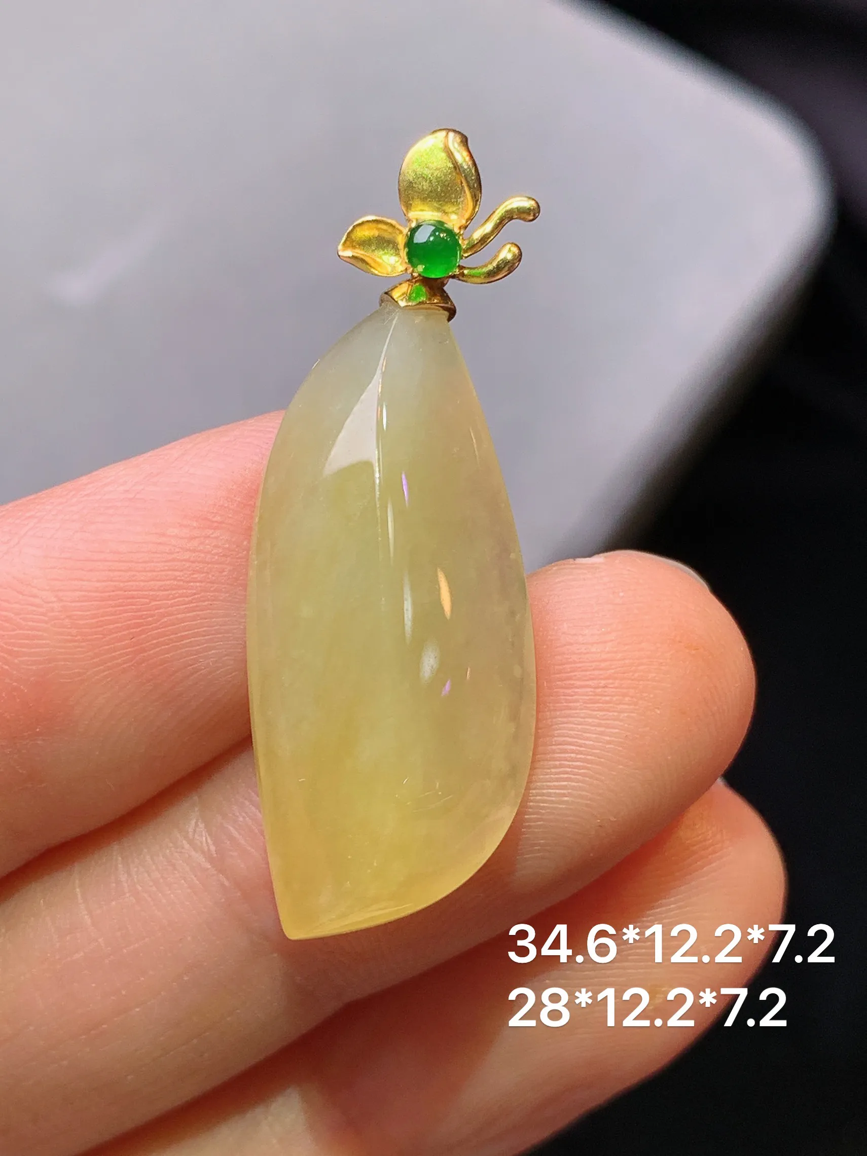 18k金镶嵌黄翡随形吊坠 玉质细腻 色泽清新艳丽 整体尺寸34.6*12.2*7.2