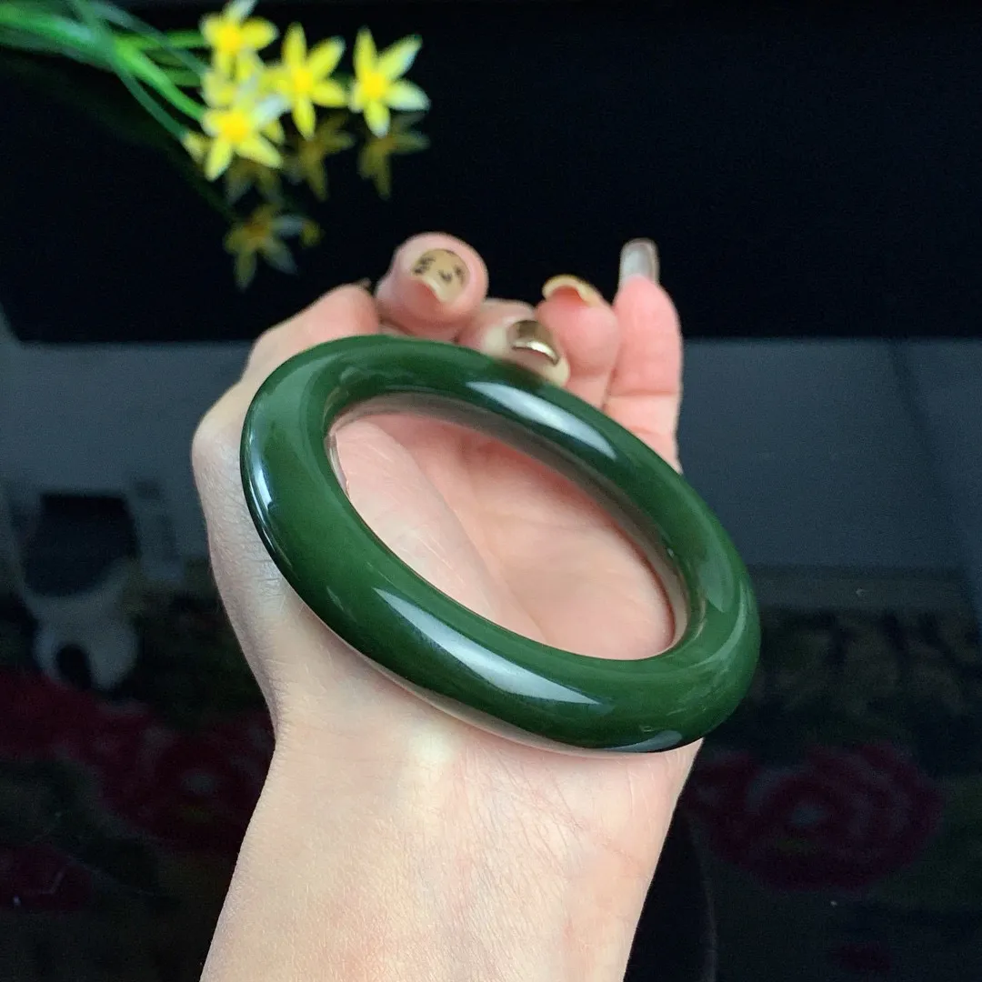 和田玉55圈口菠菜绿肥圆条碧玉手镯！玉质细腻油润 底色纯净 无裂无杂 脂粉好，品质高