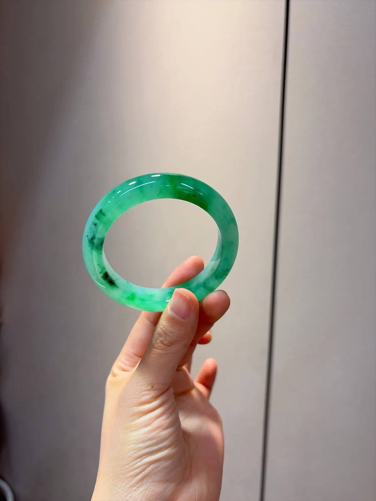 ｜53圈口
【冰飘绿花｜】
冰飘绿花镯美得不像话
翠色如烟 冰种似水
腕间一抹清韵 美到心尖
规格【53.7/12.2/8.6】