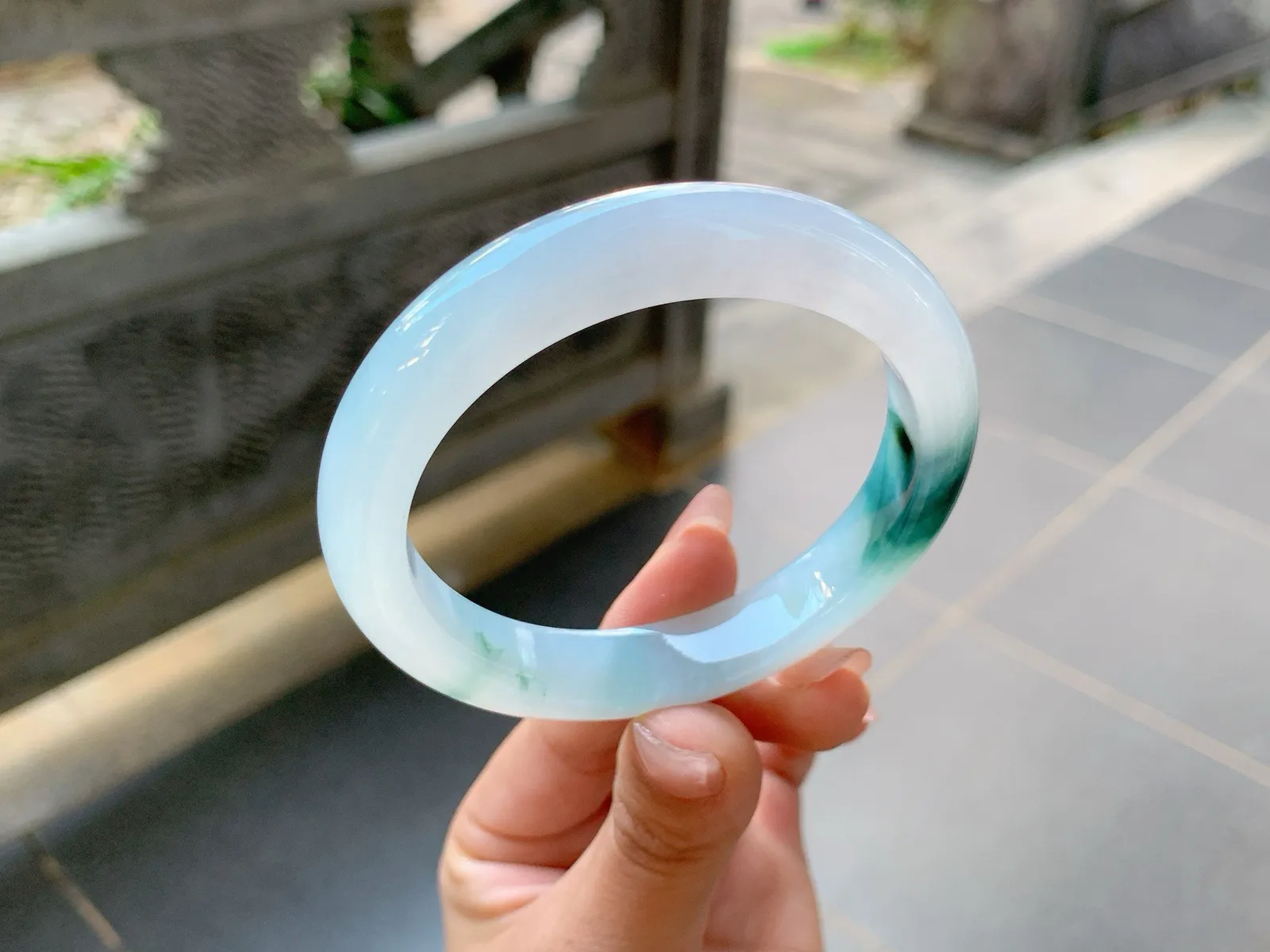 ｜57圈口
冰飘蓝花，整体胶润透手冰润细腻，超级养眼，气质优雅，