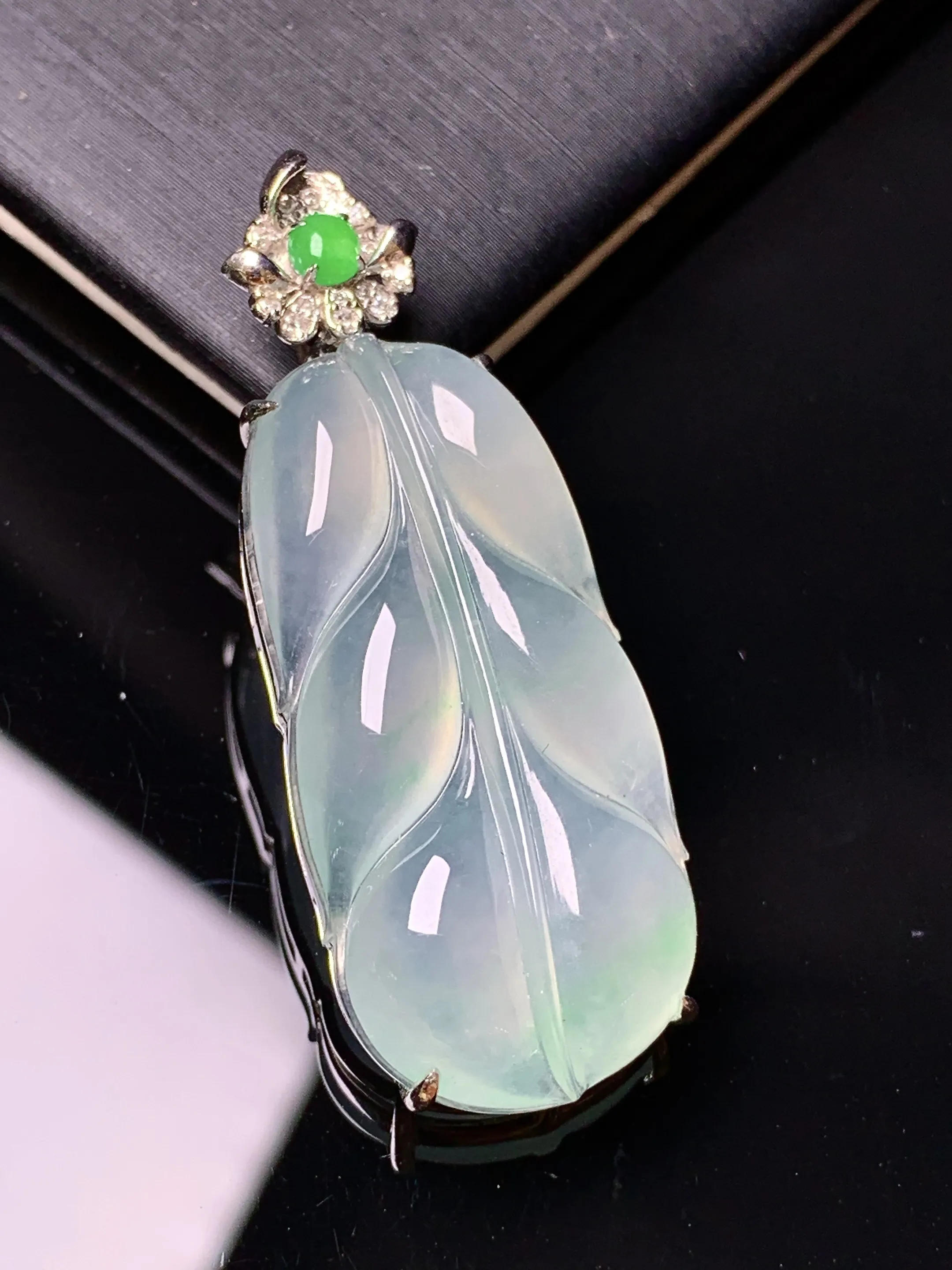 18k金钻镶嵌冰种树叶吊坠 玉质细腻 色泽清新艳丽 整体尺寸43*16.5*7