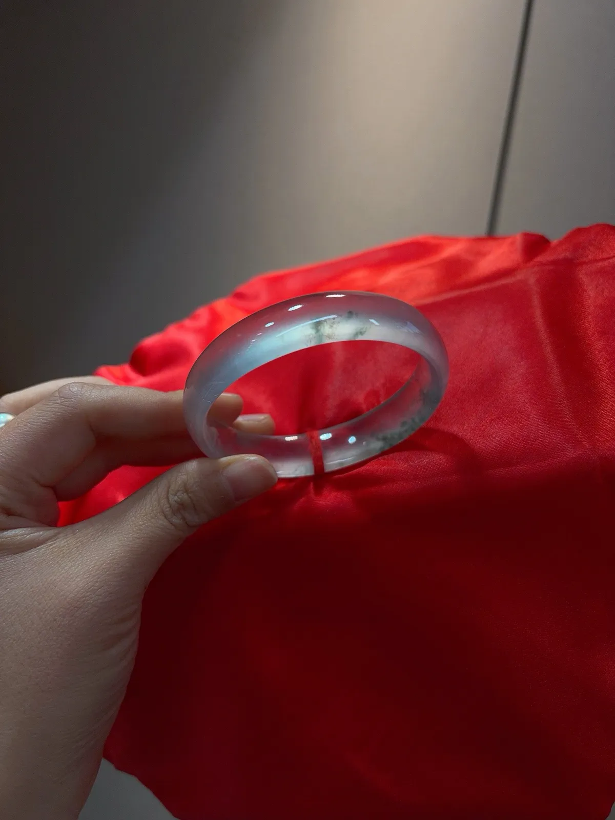 ｜57圈口
【王炸玻璃条大贵妃·飘花款】
“玻璃质感透字绝，荧光满满杠味足，飘花如墨绘清韵”
——暗夜精灵本灵，显贵又吸睛
规格【57/14.1/6.8】