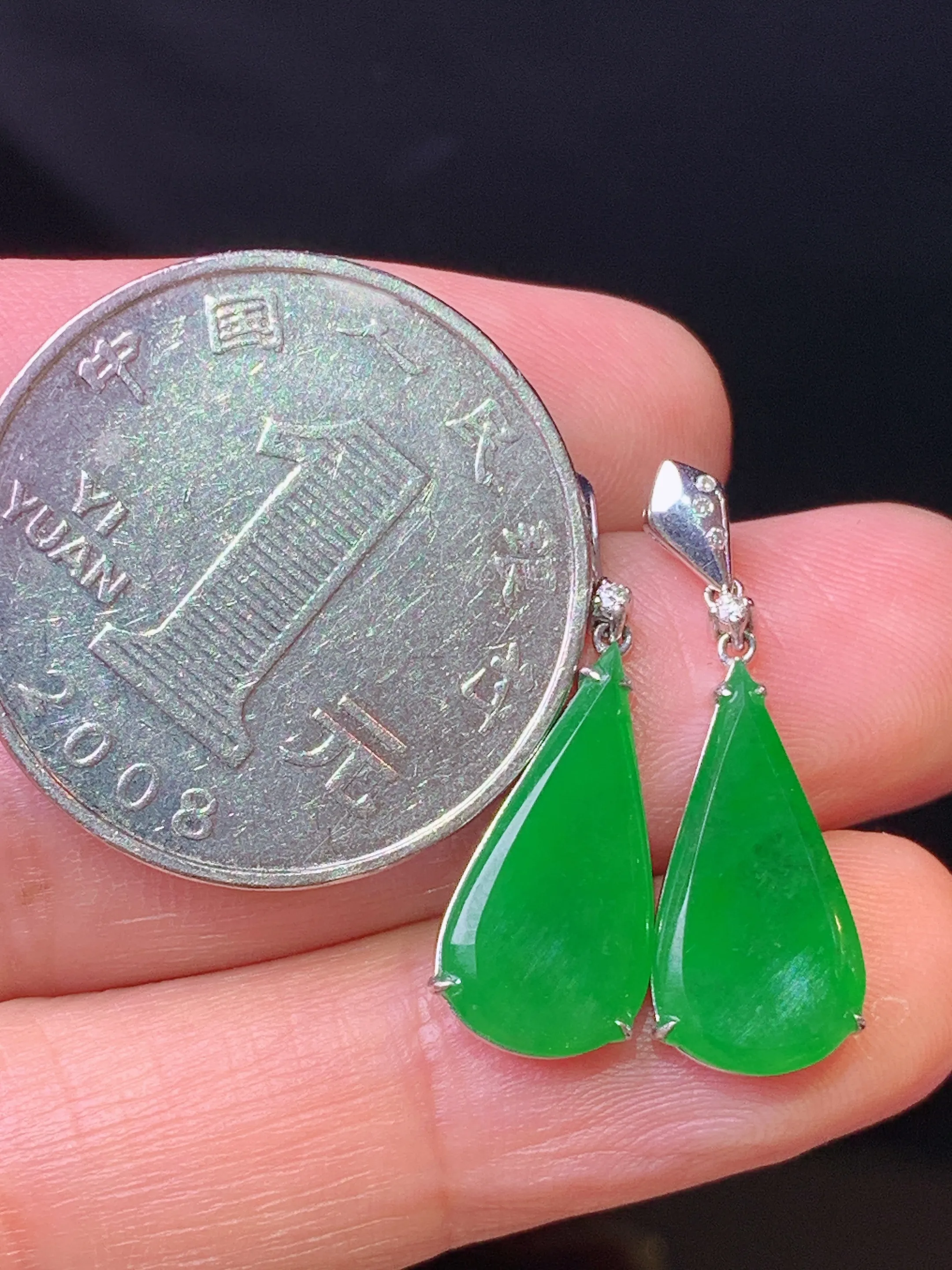 18k金钻镶嵌满绿水滴耳坠 玉质细腻 色泽清新艳丽 整体尺寸24.5*8.2*3
