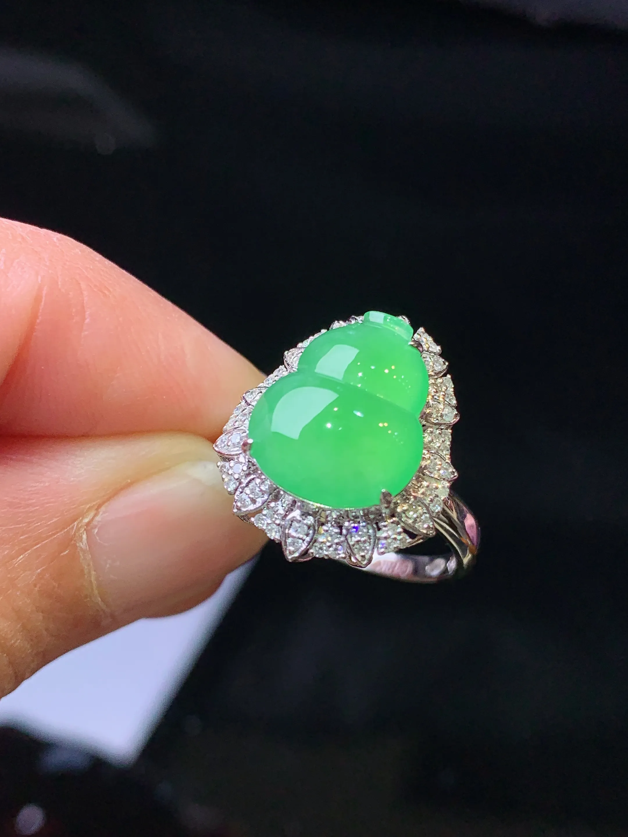 18k金钻镶嵌翠绿葫芦戒指 玉质细腻 色泽清新艳丽 整体尺寸18.2*14.3*9.2