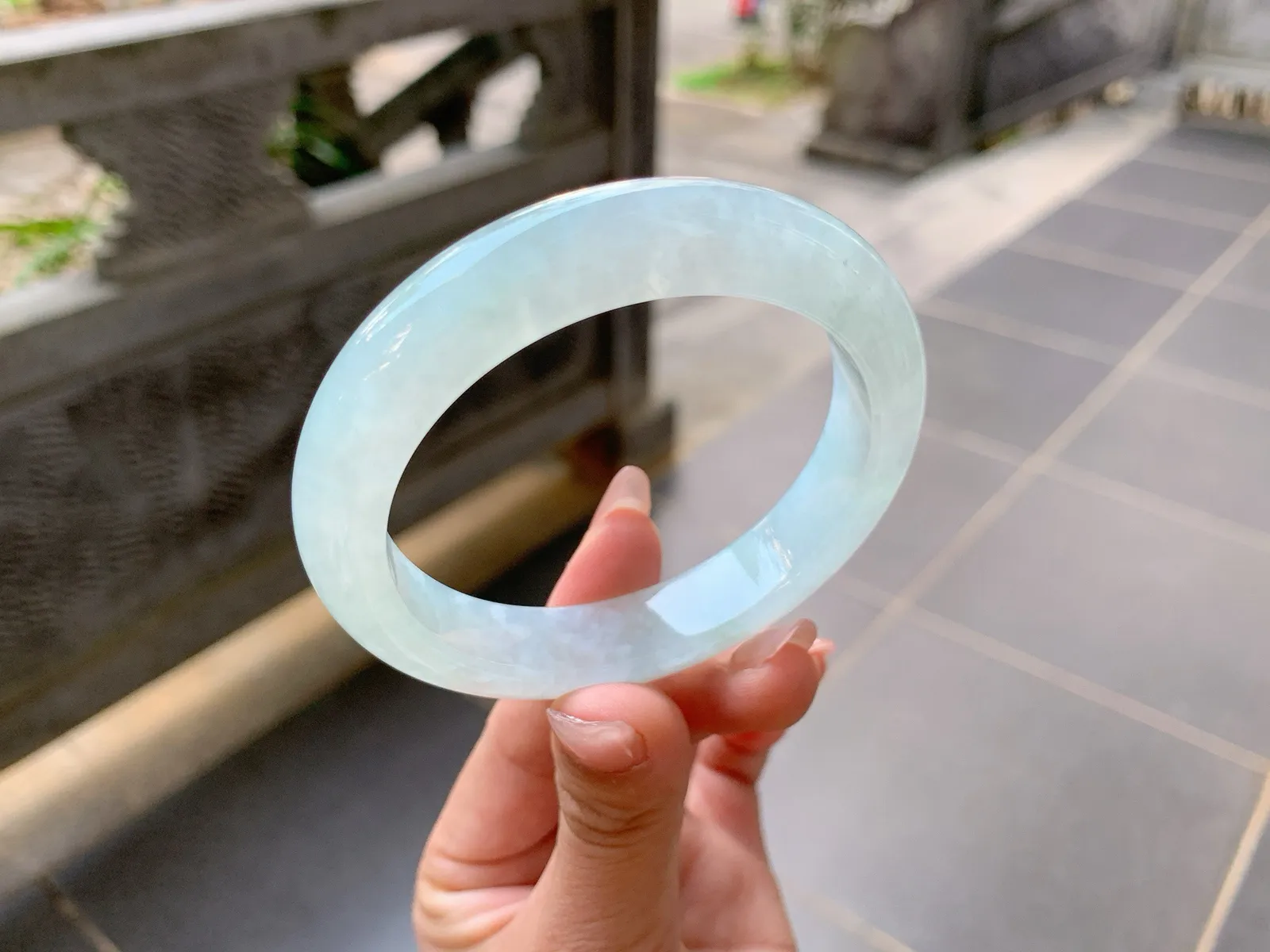 ｜57圈口
冰晴翡翠手镯，颜色清清淡淡的，种老水润，实物比图片上的还要更加清透