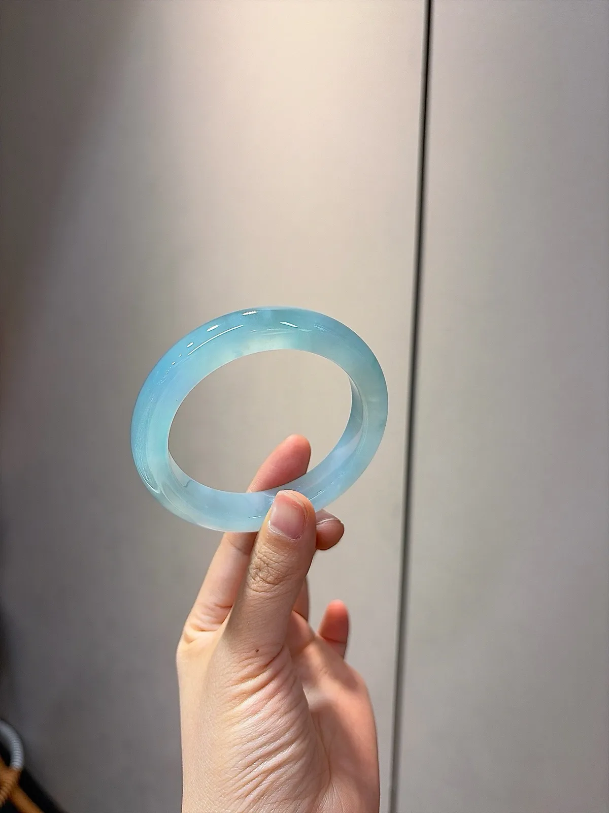 ｜57圈口
【冰蓝底抹翠｜️】
天空蓝底色太绝
一抹翠色点睛 自带柔光
上手美到心颤
规格【57/12.4/9.8】