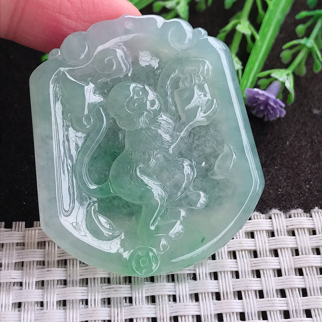 实拍A货翡翠49.5/43.8/5老坑冰胶水灵冰晴绿生肖猴牌吊坠翡翠挂件