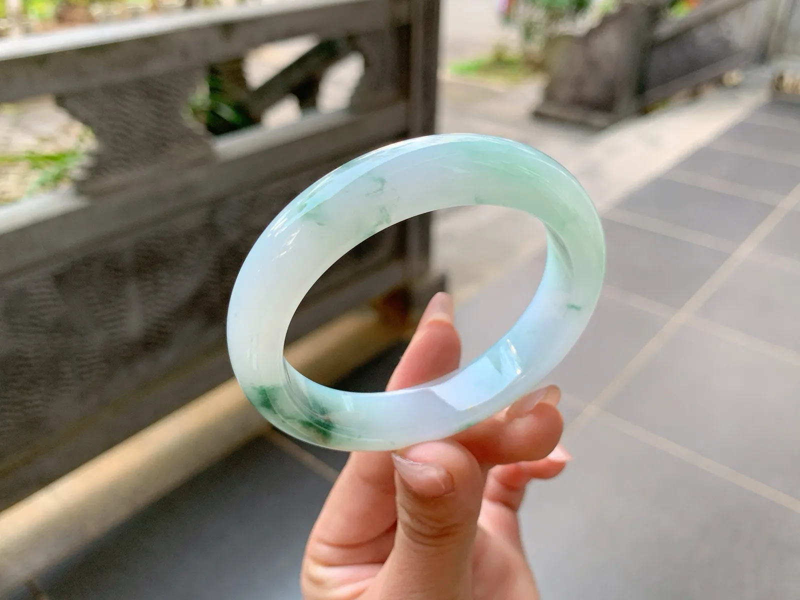 ⭐️｜55圈口
冰飘花翡翠手镯，飘绿花，花色灵动飘逸清新自然，整体冰冰润润的