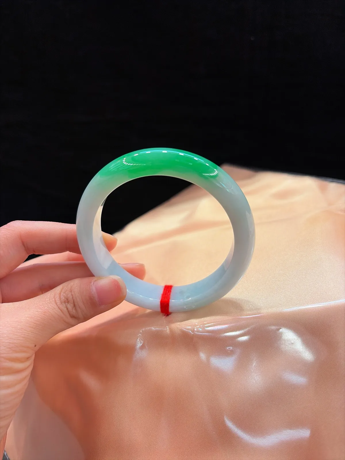 ️｜58圈口
【辣绿富贵镯】
“一抹辣绿凝芳华，腕间贵气自天成”
——种老肉细，一截艳绿点睛，大圈