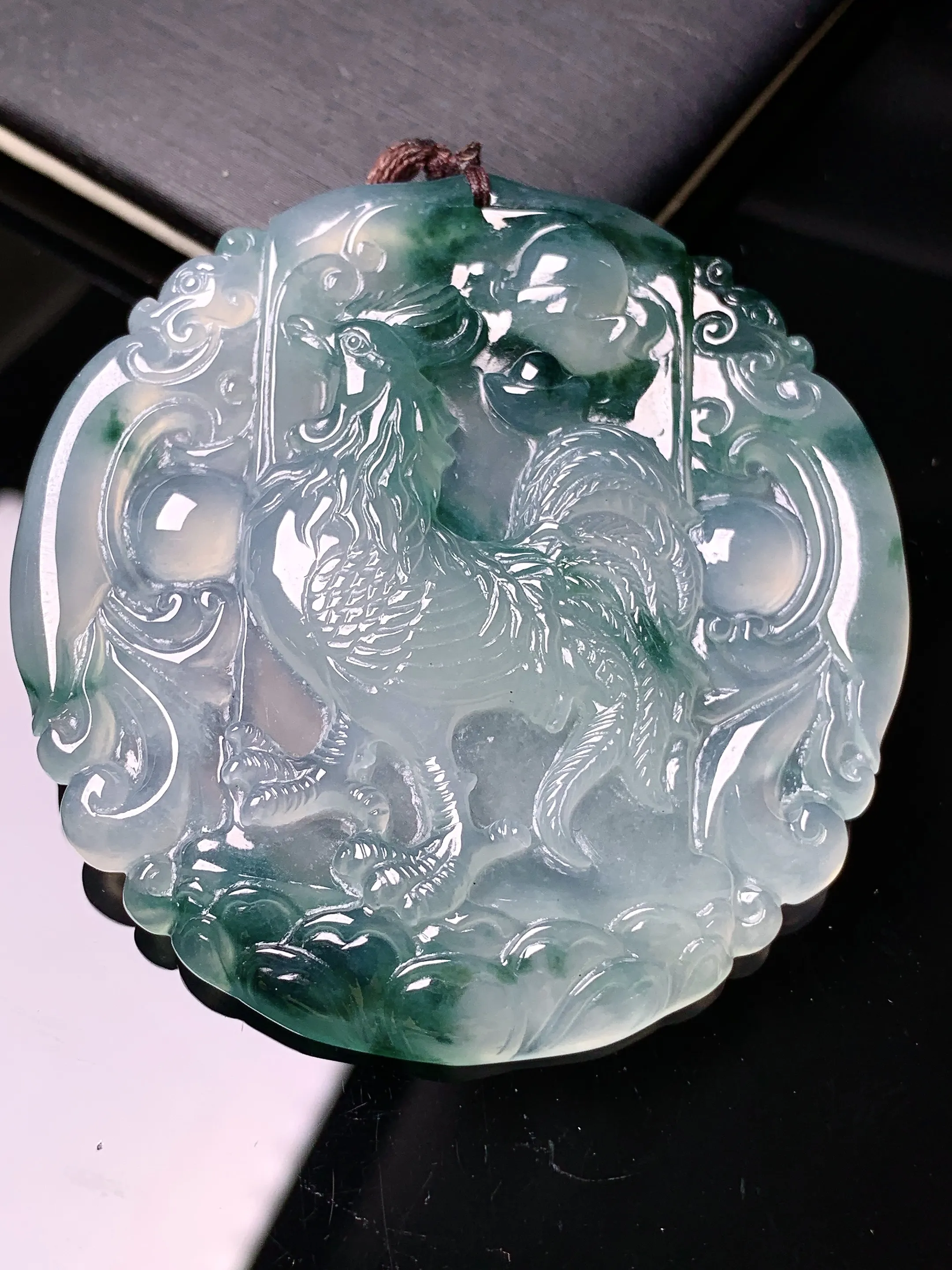 飘绿生肖鸡吊坠 玉质细腻 色泽清新艳丽 整体尺寸53.8*51.3*5.3