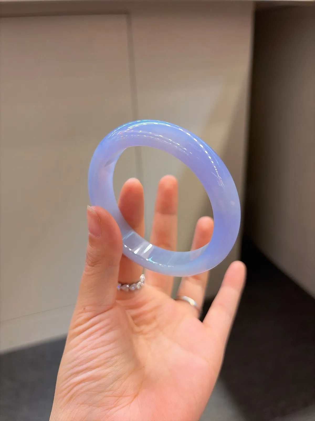 ｜56圈口
【满春·紫罗兰镯】
“满园春色藏腕间，紫韵流转醉人心”
娇艳紫罗兰调 底妆细腻温润
颜色惊艳到挪不开眼，贵气感拉满
规格【56.4/12.9/8.8】