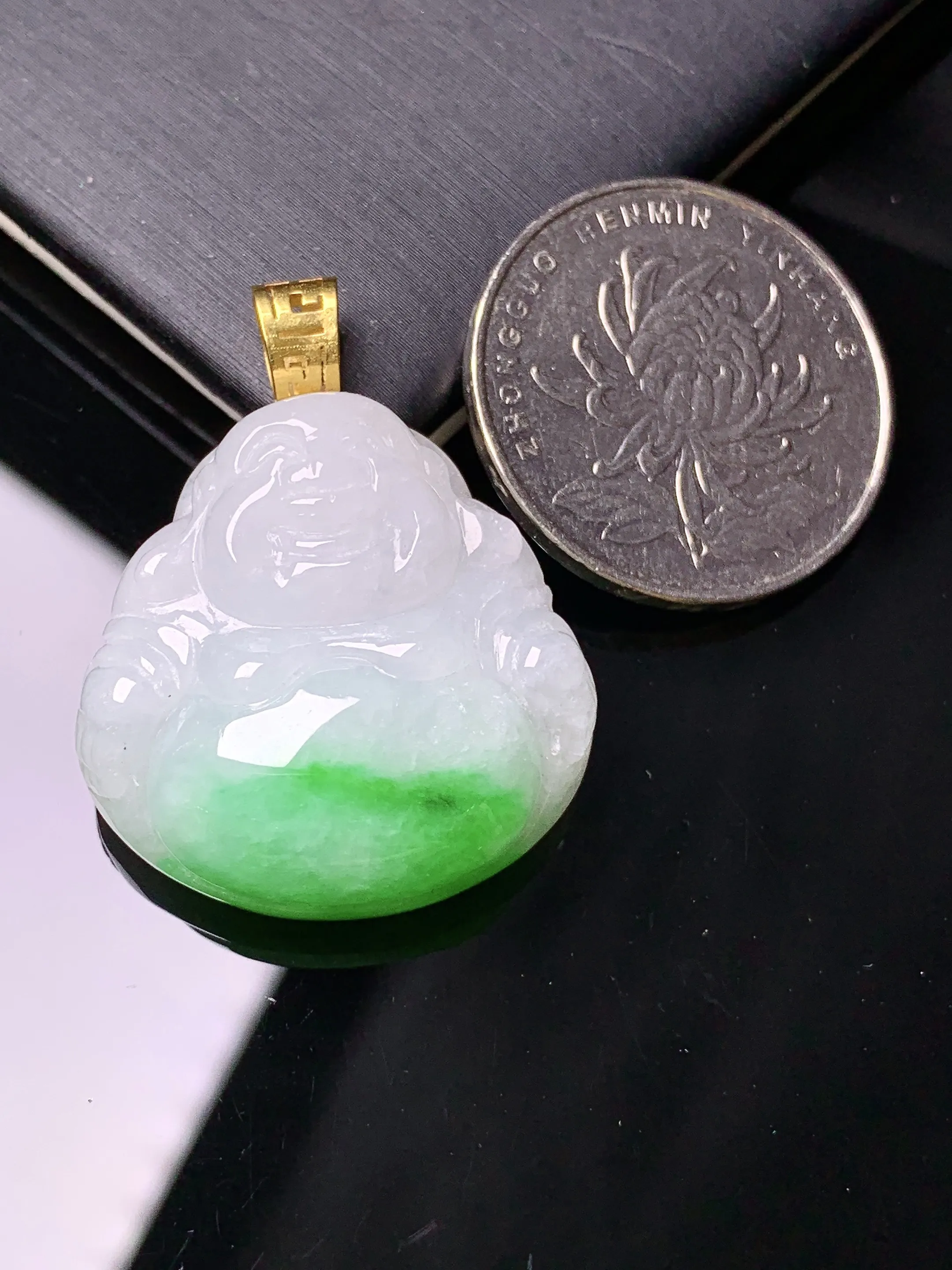 18k金镶嵌飘绿佛公吊坠 玉质细腻 色泽清新艳丽 整体尺寸33.5*26.2*9.5