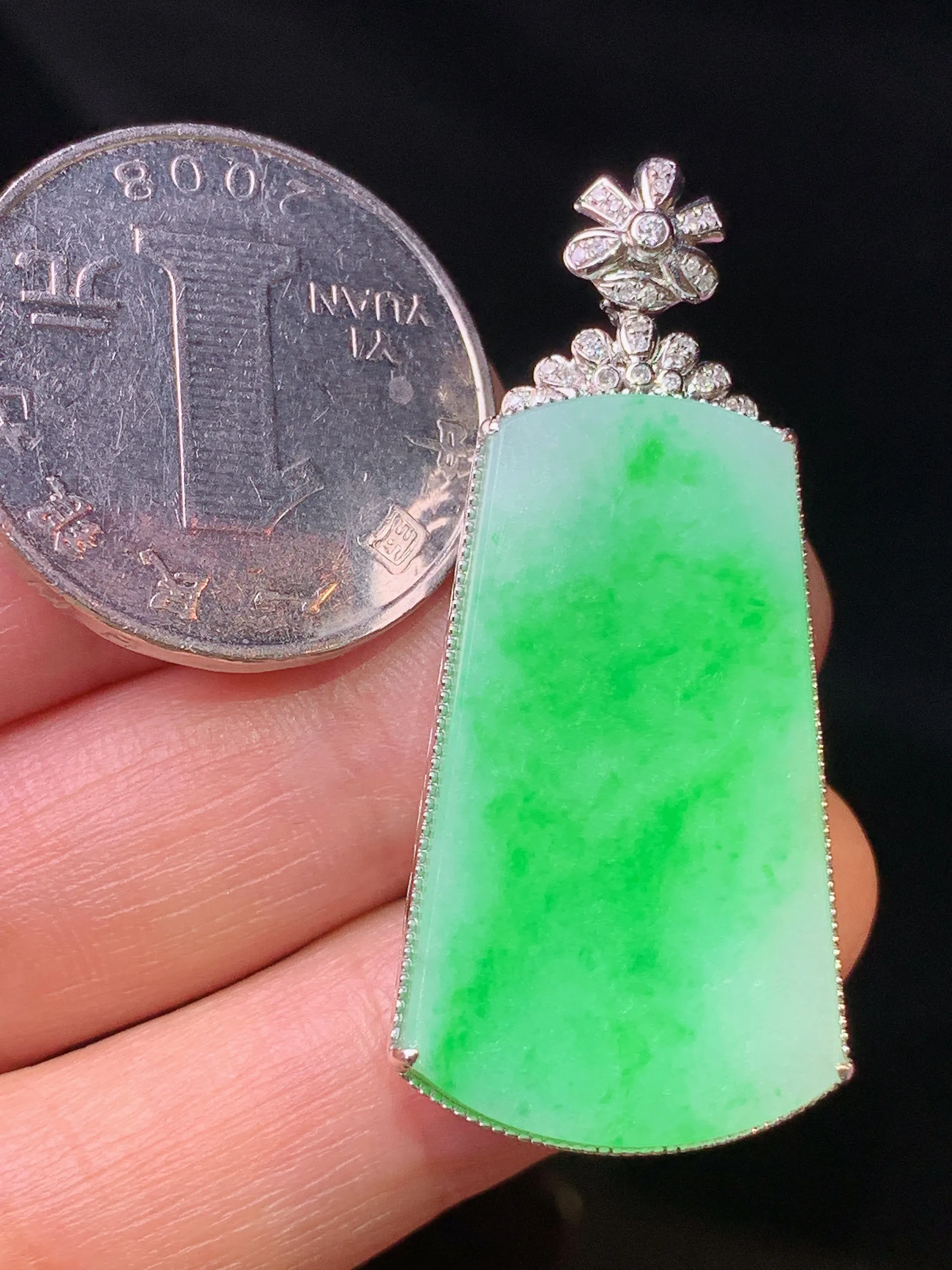 18k金钻镶嵌翠绿无事牌吊坠 玉质细腻 色泽清新艳丽 整体尺寸42*18.7*8