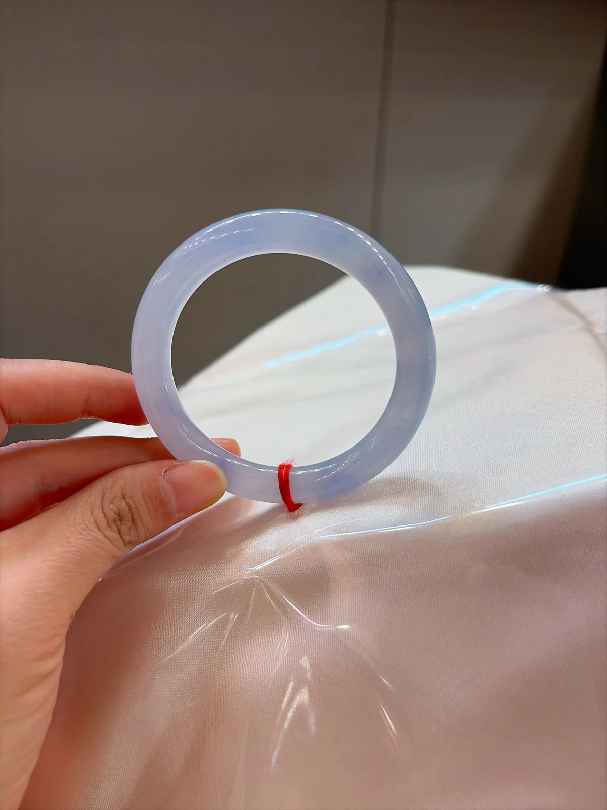 🧣｜52圈口
冰紫春福镯上新啦
种老冰透水润润，梦幻紫气直接拉满
戴上就是仙里仙气的氛围感女神🧚‍️
版型超正超显白，谁戴谁美快冲
规格【52.5/8.6】